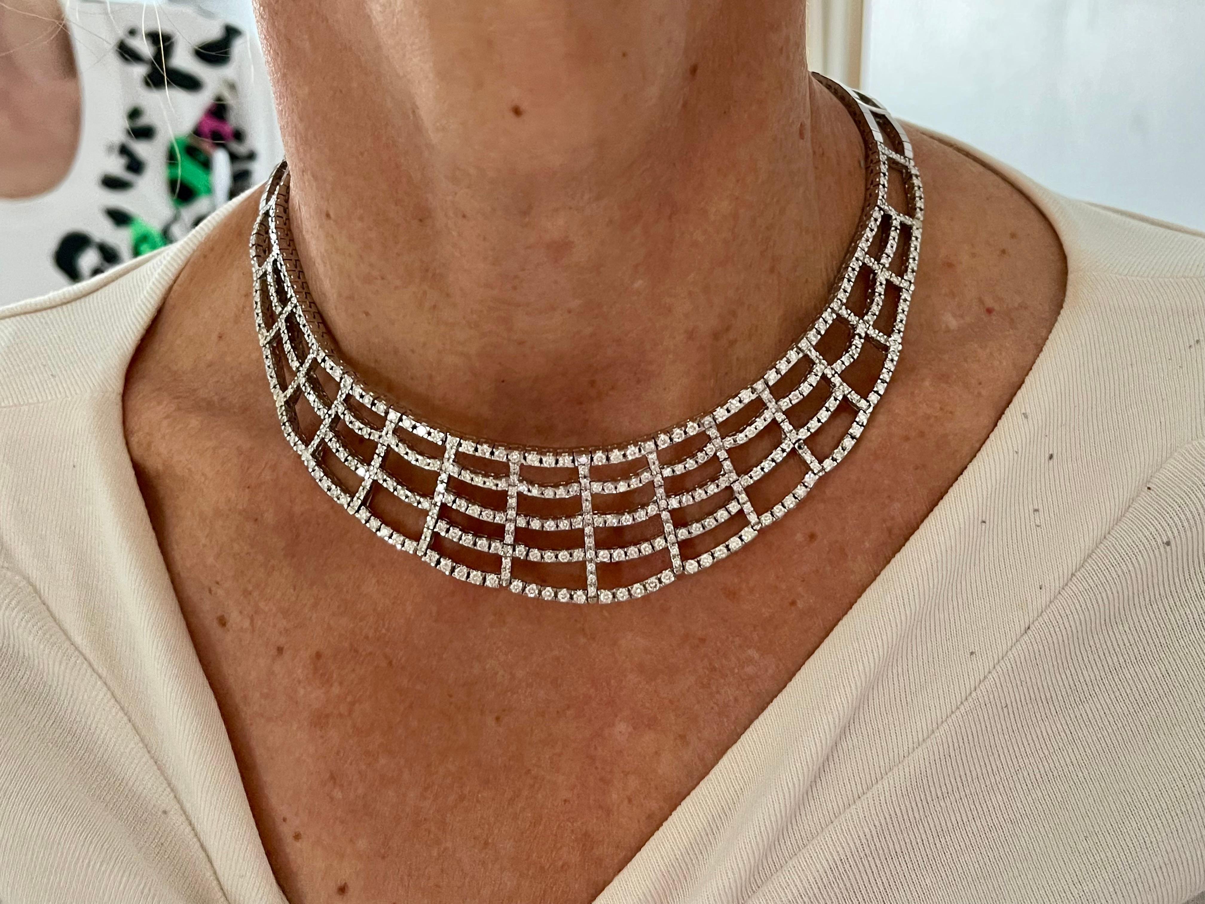 Splendida e audace, questa meravigliosa collana in oro bianco 18 K. presenta un intricato disegno a giorno splendidamente intarsiato con 392 diamanti rotondi taglio brillante sulla metà anteriore, per un peso totale di circa 12,60 ct. La