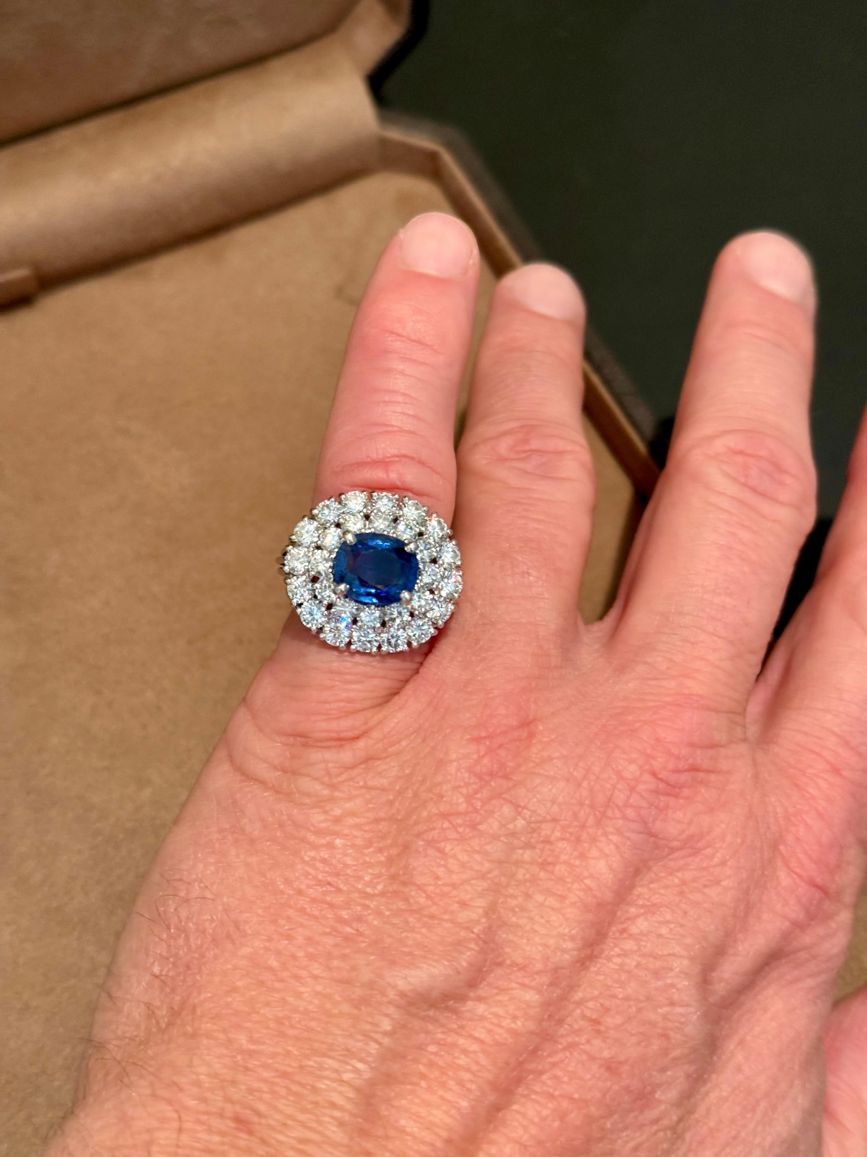 18 K oro blanco doble halo azul Sappire Anillo de cóctel de diamantes en Bueno estado para la venta en Zurich, Zollstrasse