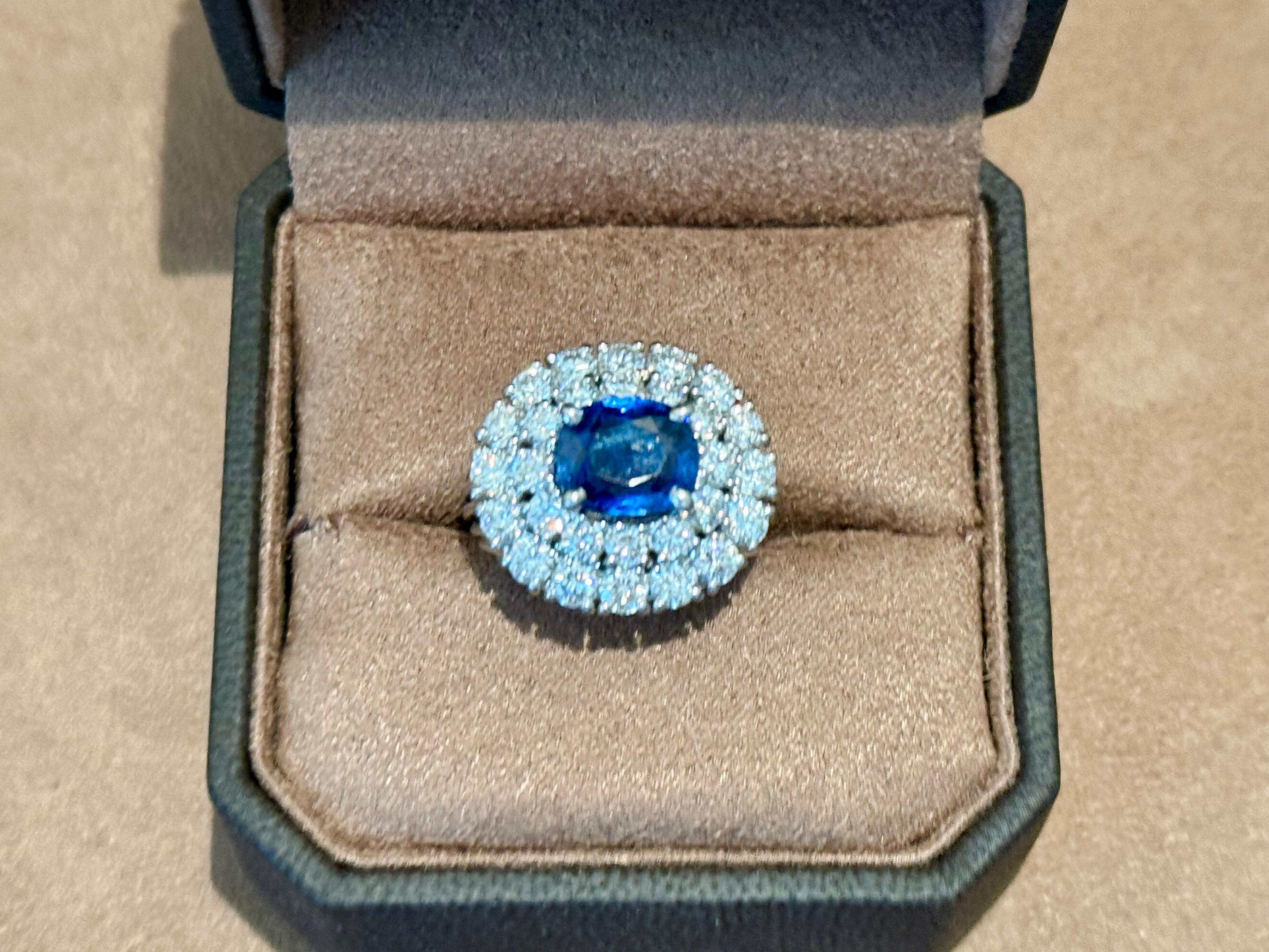 18 K oro blanco doble halo azul Sappire Anillo de cóctel de diamantes en venta 1