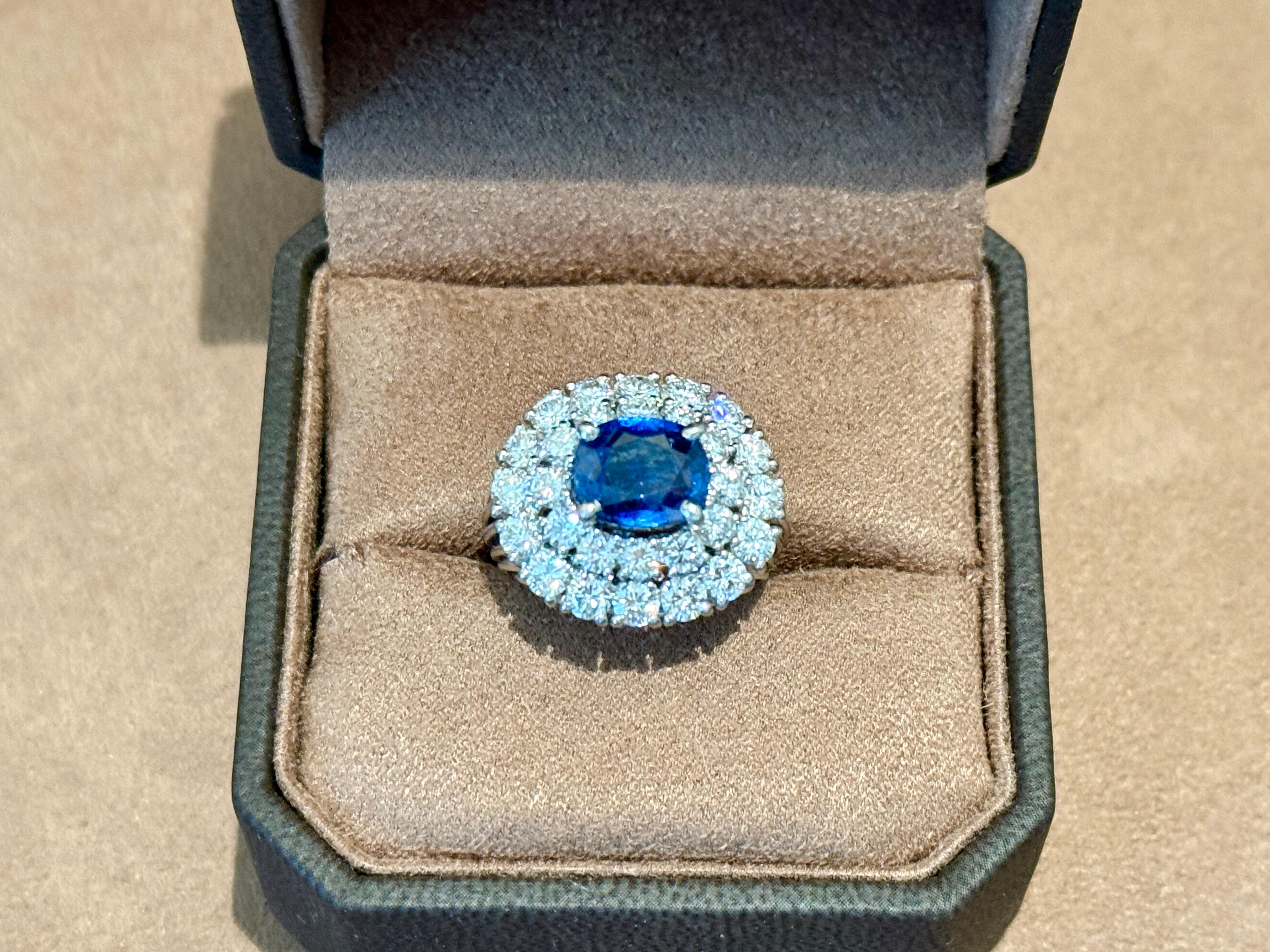 18 K oro blanco doble halo azul Sappire Anillo de cóctel de diamantes en venta 2