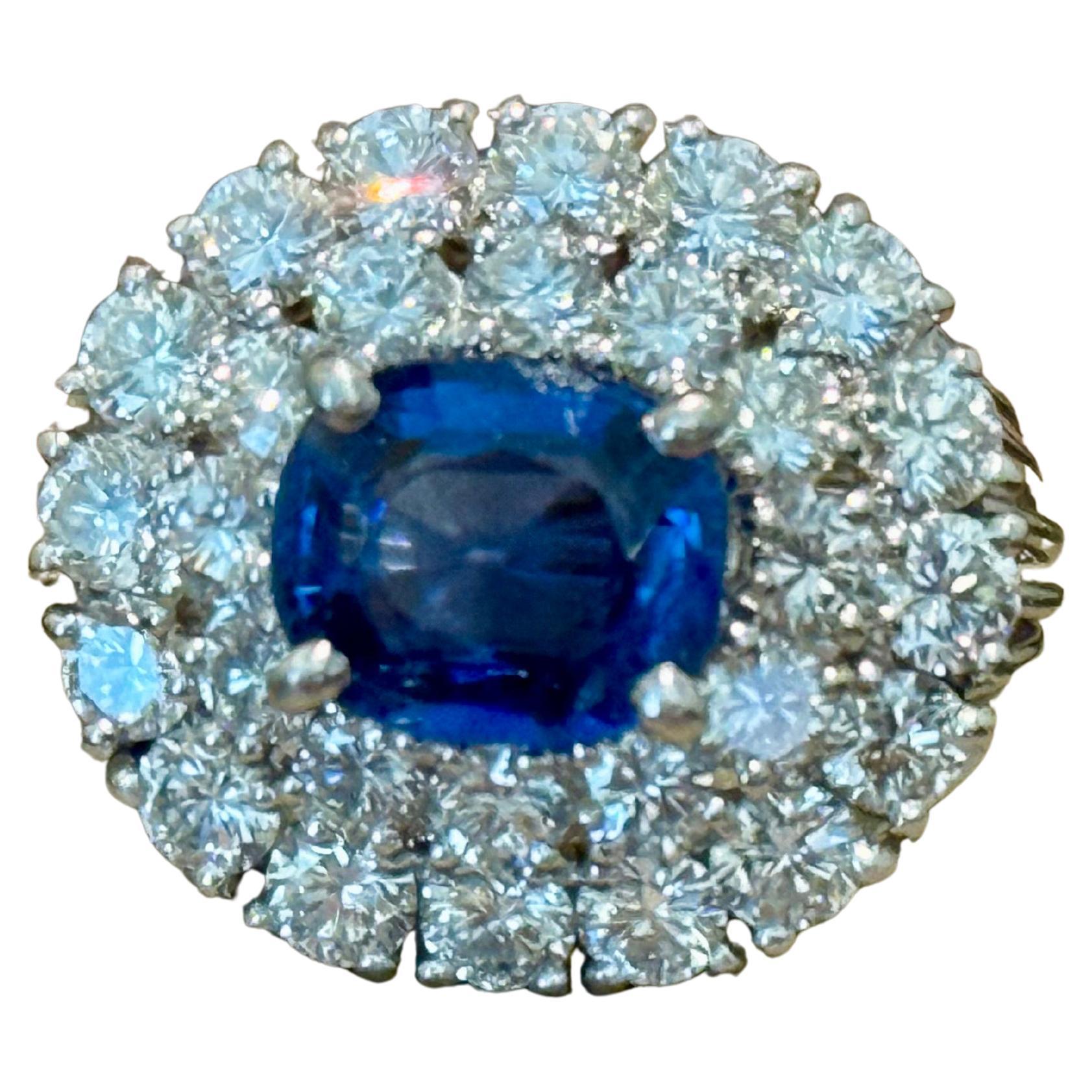 Bague de cocktail en or blanc 18 K à double halo de saphirs bleus et de diamants