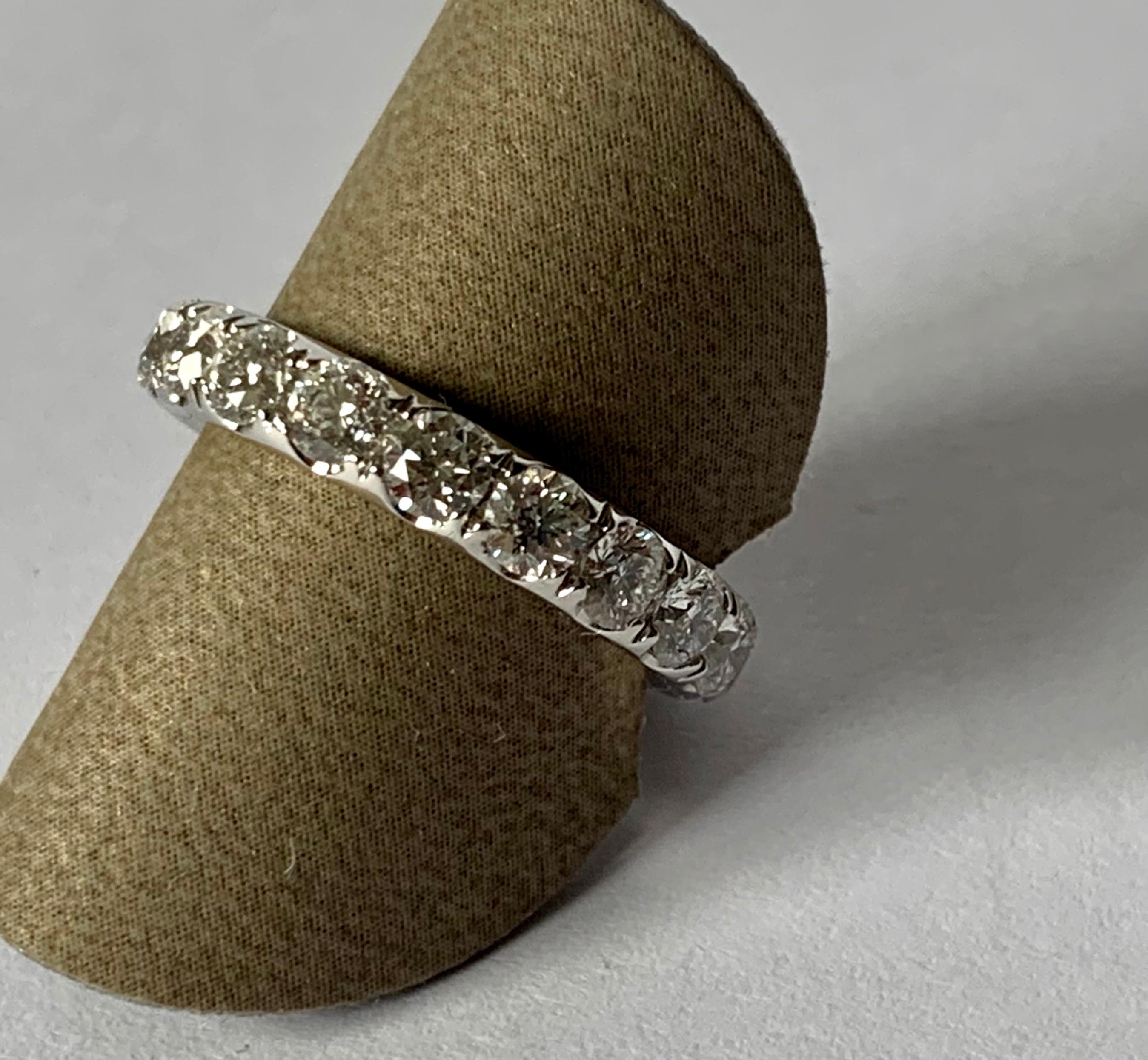 L'anneau d'éternité, également connu sous le nom d'anneau de l'infini, est conçu comme un symbole de l'amour éternel ainsi que de l'