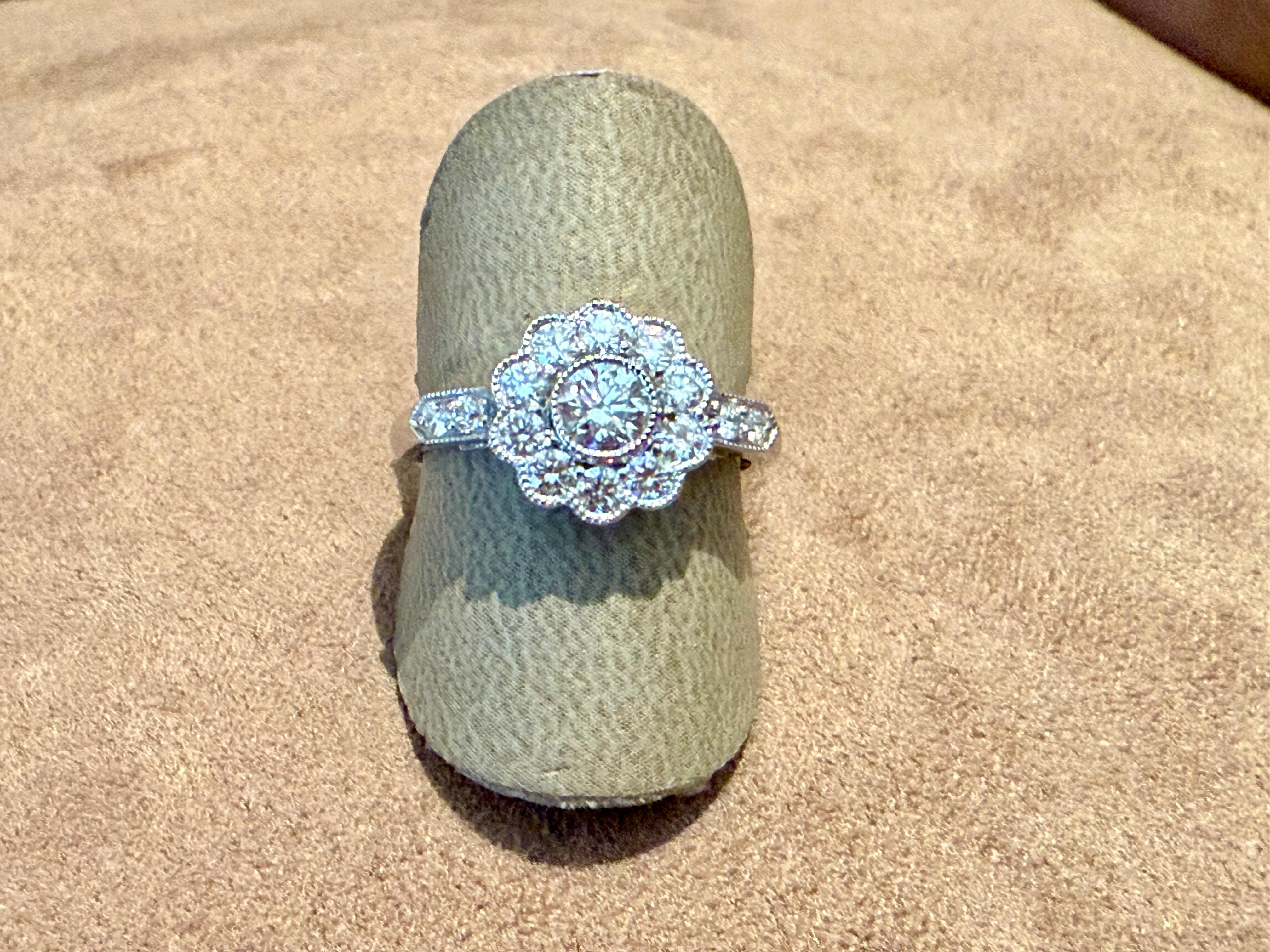 Une très belle bague de fiançailles en diamant naturel ! Cette beauté en or blanc 18 K présente un diamant rond central de taille brillante serti dans un halo de magnifiques diamants blancs.  diamants, avec des diamants supplémentaires sertis sur la