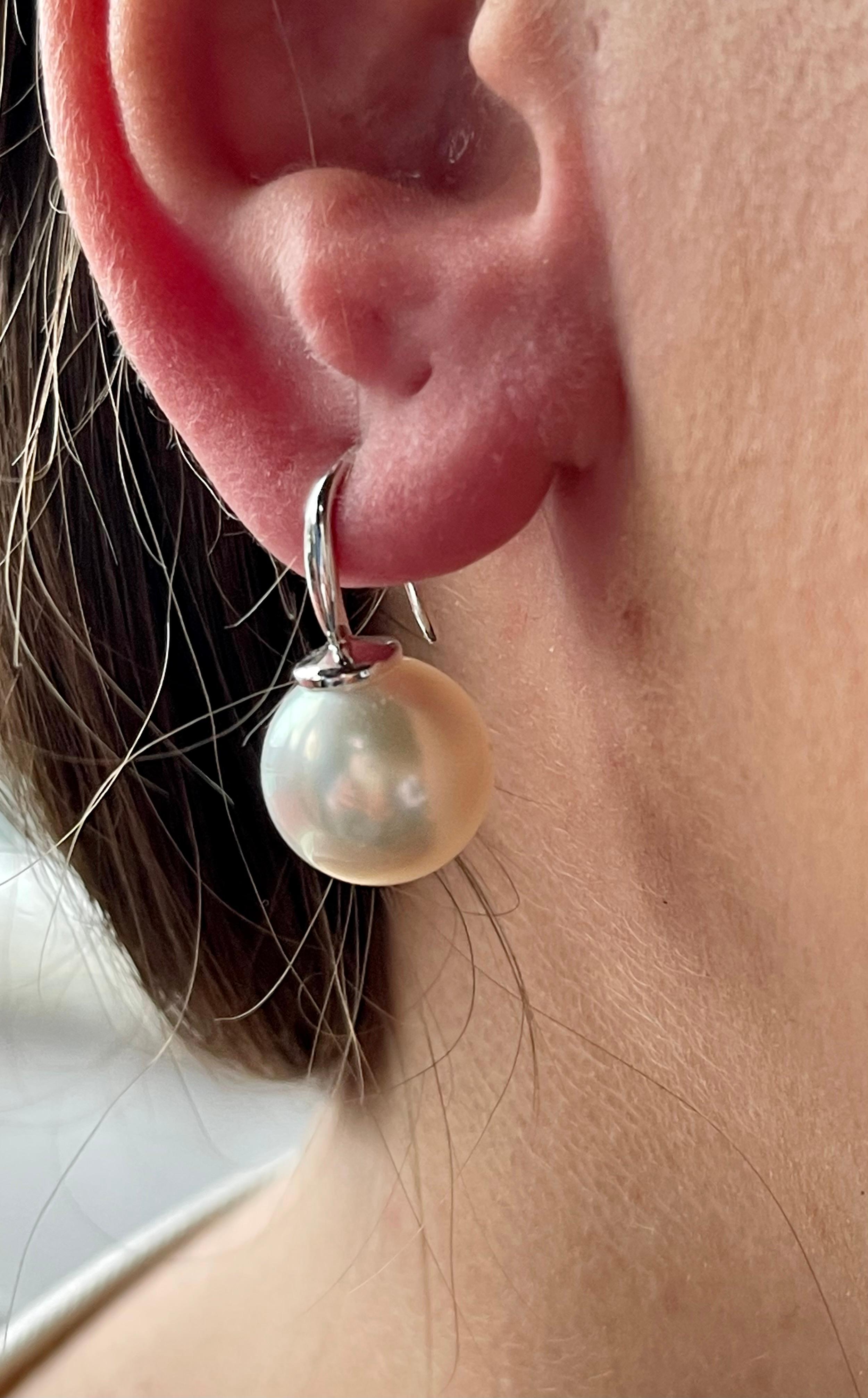Orecchini con gancio in oro bianco 18 K con perle dei mari del sud In condizioni Nuovo in vendita a Zurich, Zollstrasse