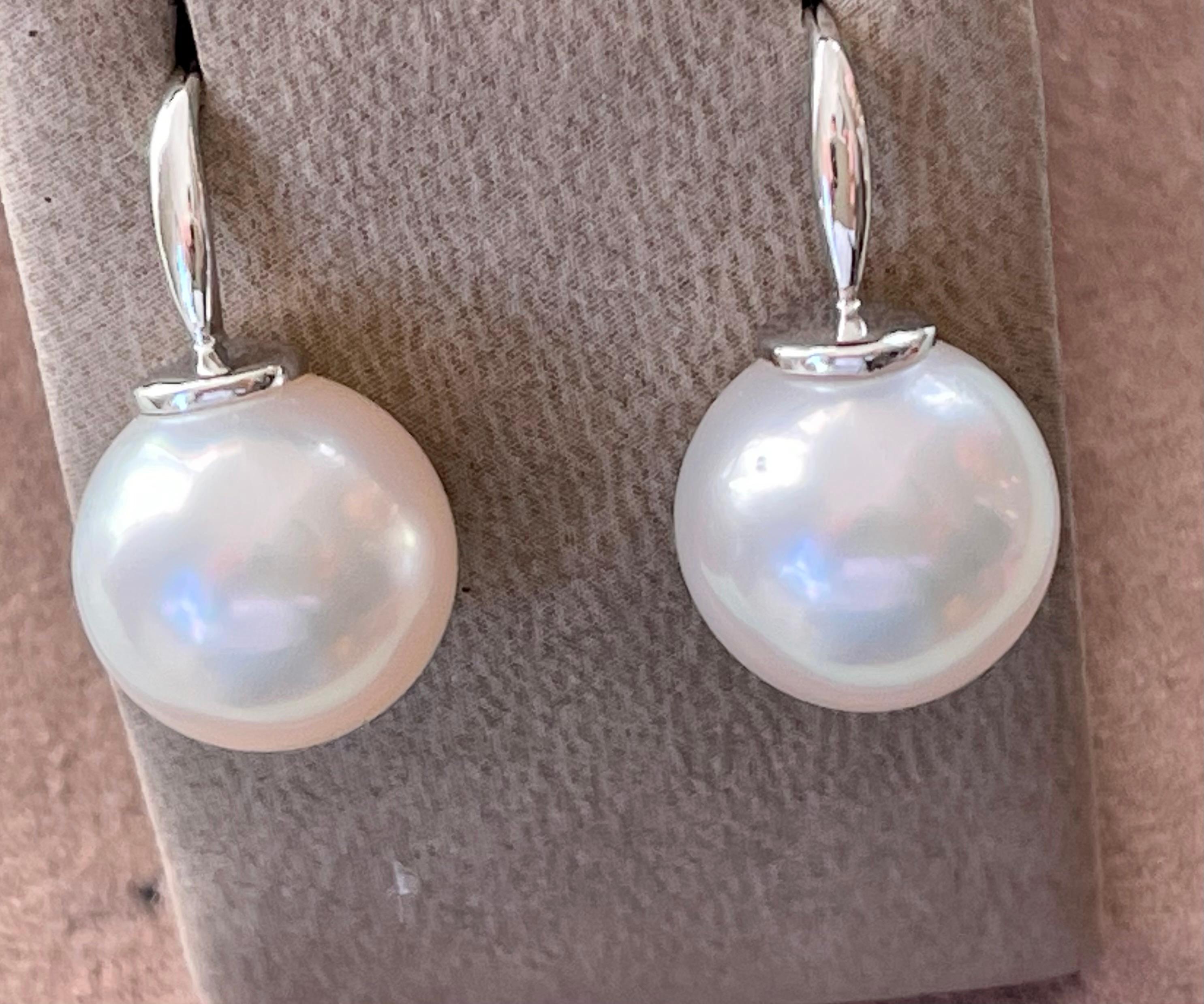 18 K White Gold Hook Drop South Sea Pearl Earrings In New Condition For Sale In Zurich, Zollstrasse