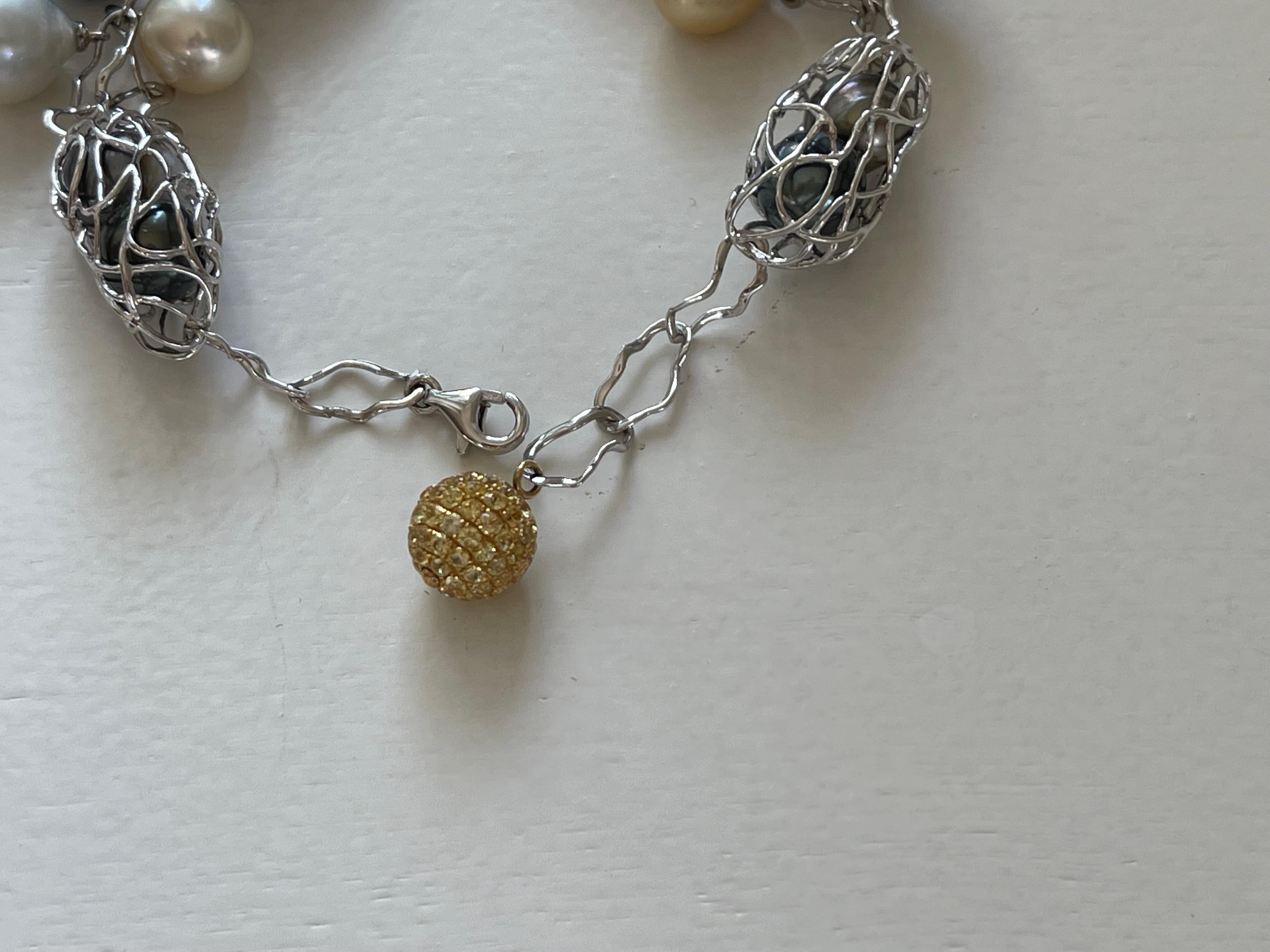 18 Karat Weißgold, ineinandergreifendes Charm-Draht-Gliederarmband mit Perlen und ausgefallenem Saphir im Angebot 4