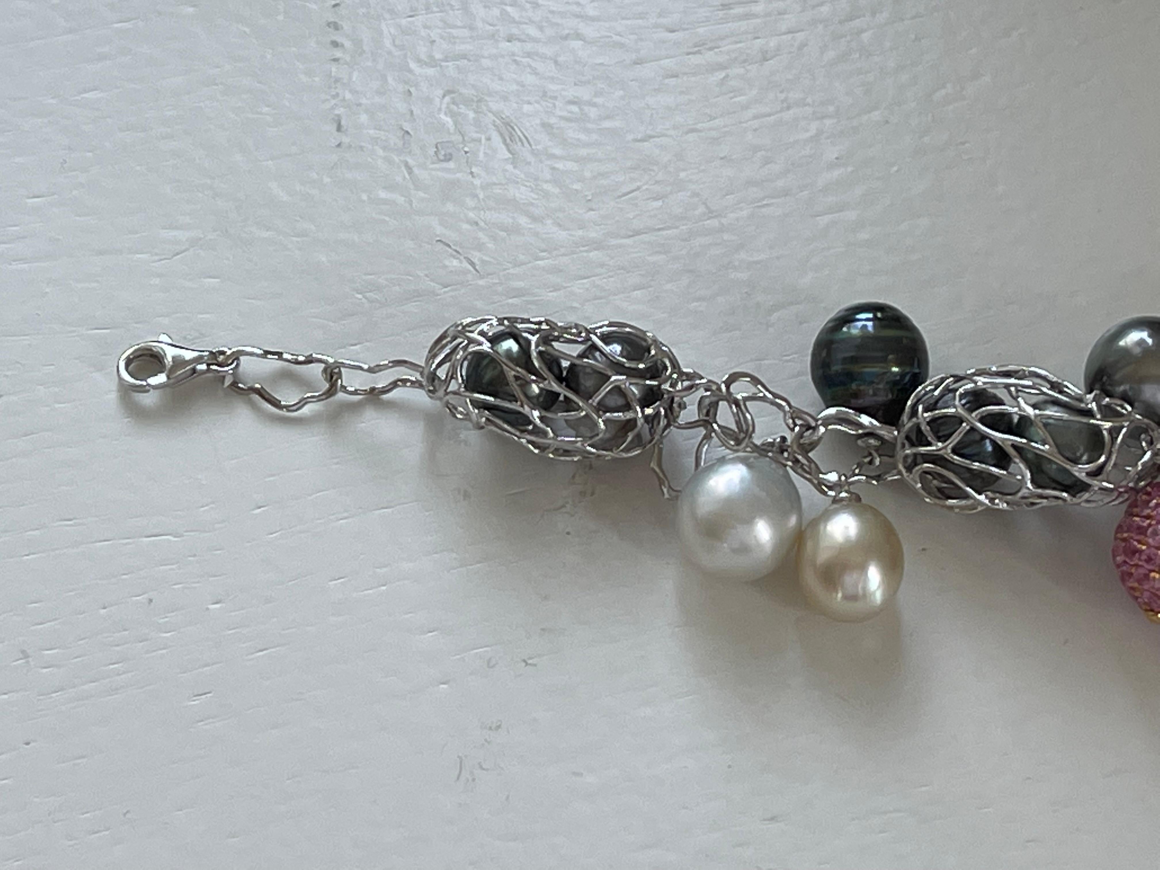 Contemporary 18 K White Gold Interlocking Charm Wire Link Bracelet with Pearls Fancy Sapphire For Sale
