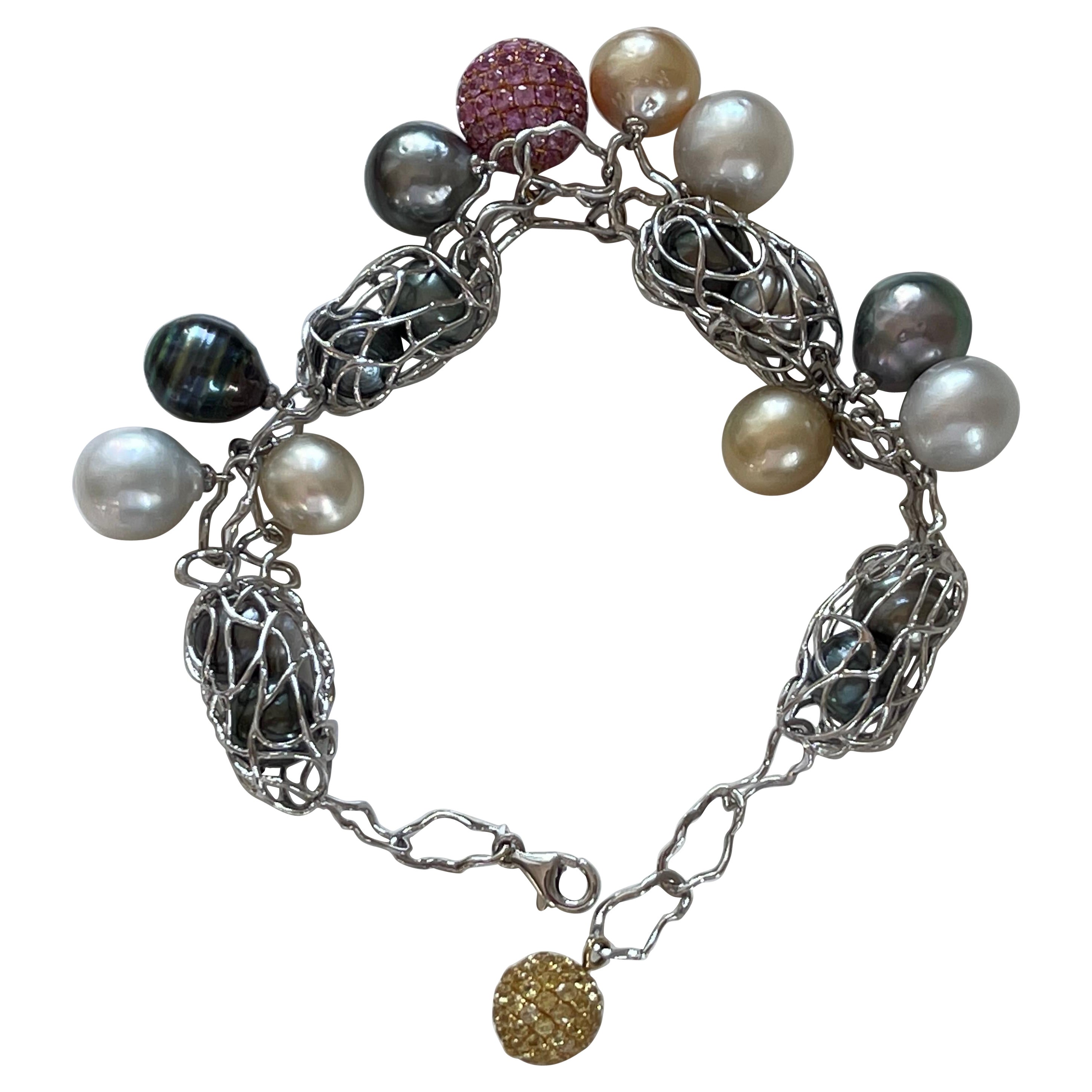 18 Karat Weißgold, ineinandergreifendes Charm-Draht-Gliederarmband mit Perlen und ausgefallenem Saphir