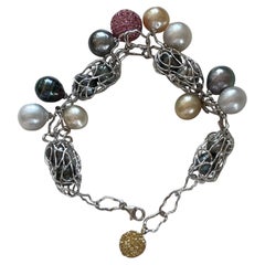 Bracciale a filo con Charm a incastro in oro bianco 18 K con perle e zaffiri fantasia