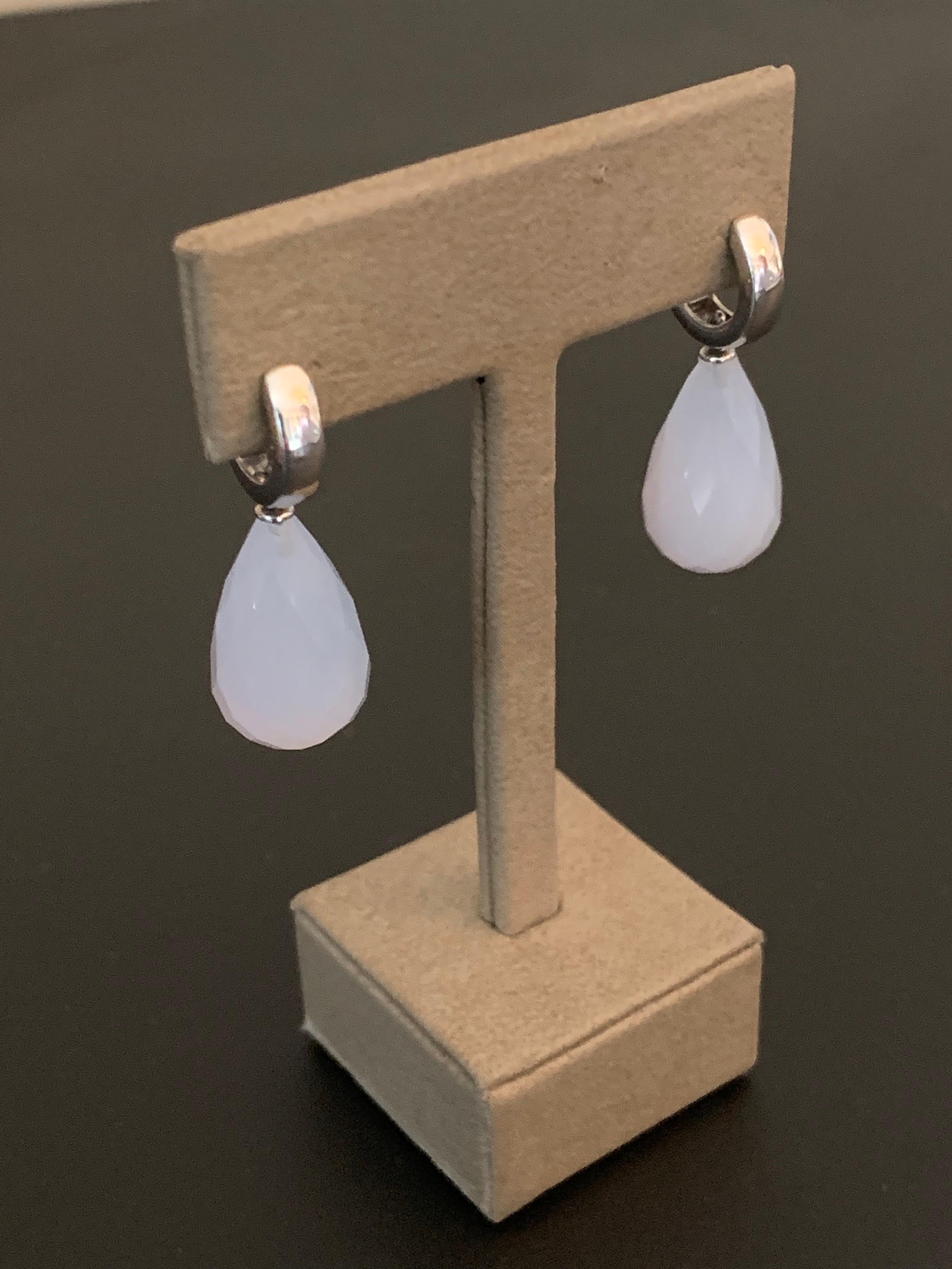 18 K white Gold Chalcedony pampel drop earrings. Each pampel drop measures approximately 2.3 cm. Stylish italian jewellery. 
Masterfully handcrafted piece! Authenticity and money back is guaranteed.
For any enquires, please contact the seller