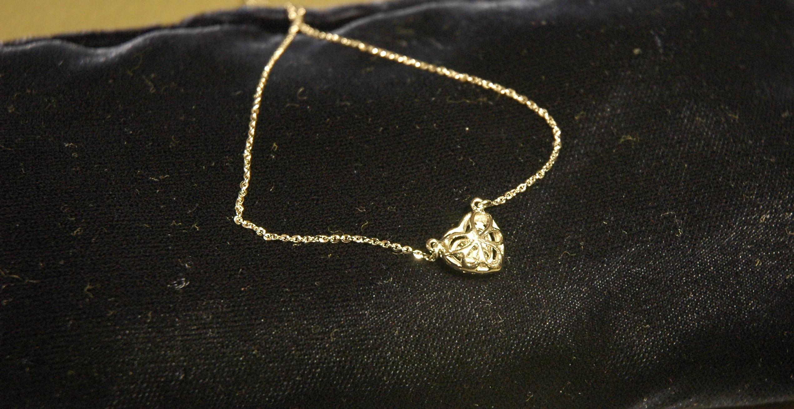 18 k White gold necklace with a central heart with diamonds (ct.0.65). The chain is of the diamond type. The heart has three larger central stones and an outline of small diamonds.