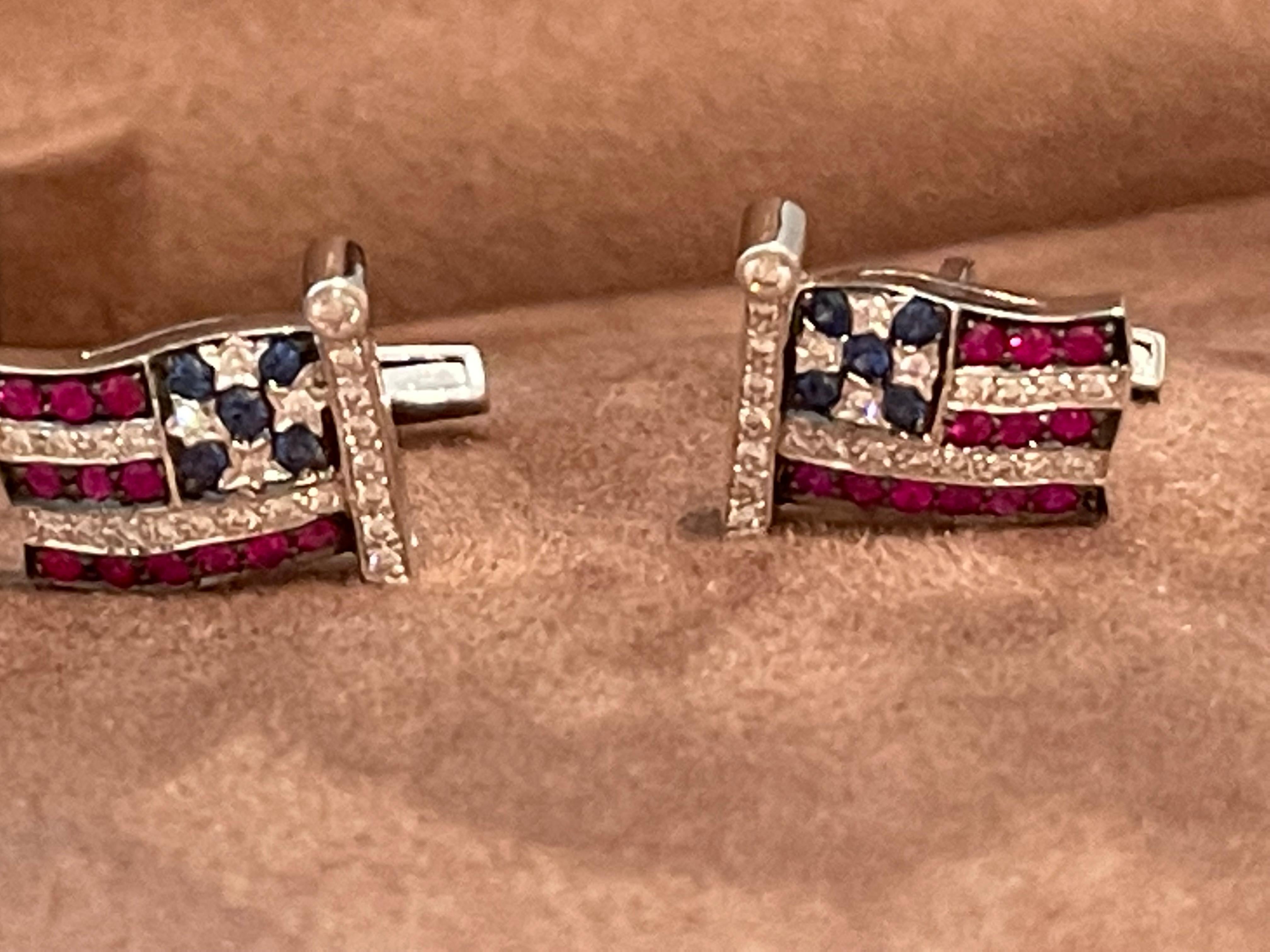 Grazioso gemello con bandiera americana in oro bianco 18 K con rubini, zaffiri e diamanti. Il regalo perfetto per un americano orgoglioso.
Misure: 1,39 cm x 1,34 cm. 8,74 grammi. 
Un pezzo magistralmente realizzato a mano! L'autenticità e il