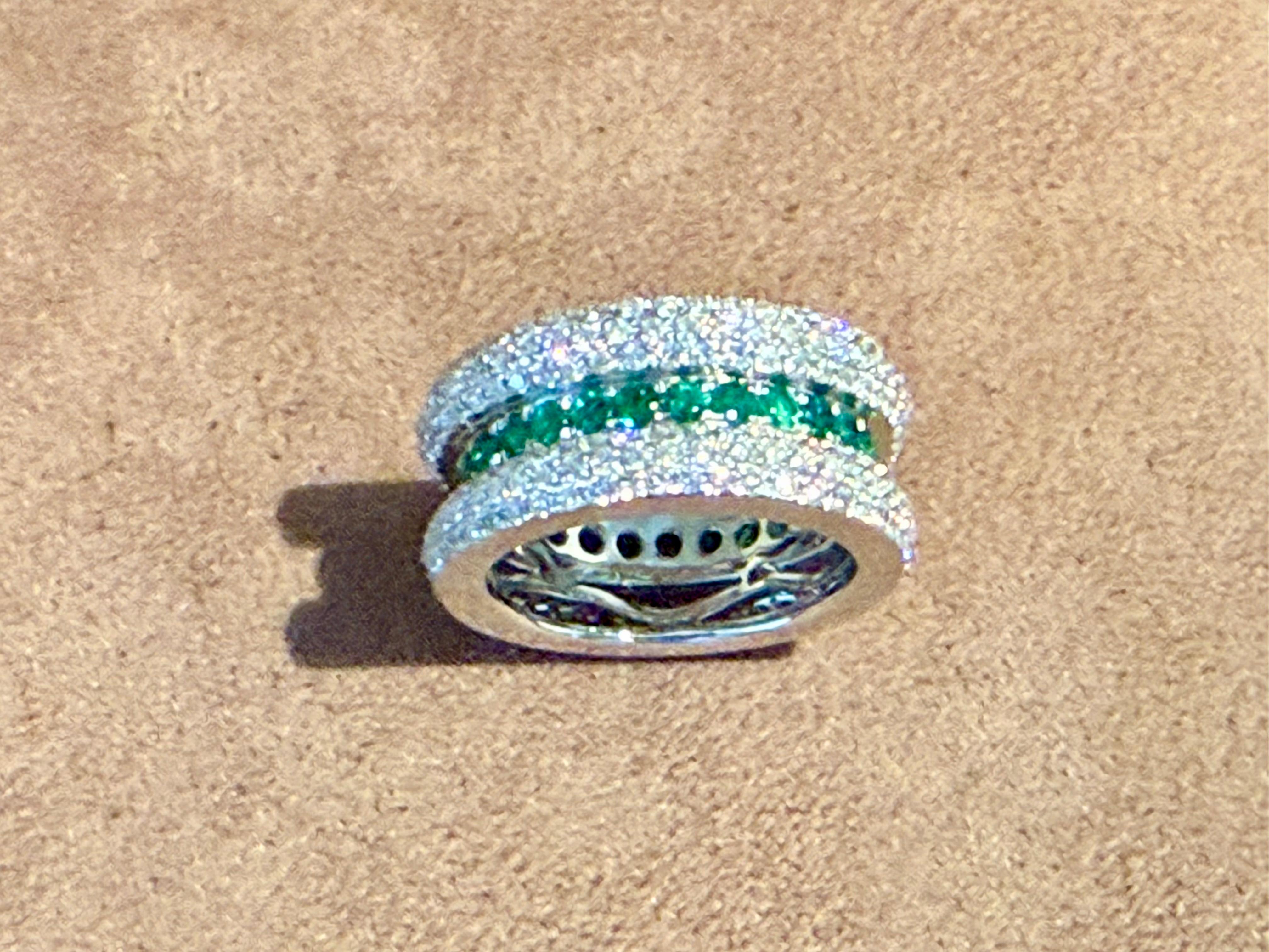 Contemporain Bague en or blanc 18 K avec pavé de diamants et émeraude en vente