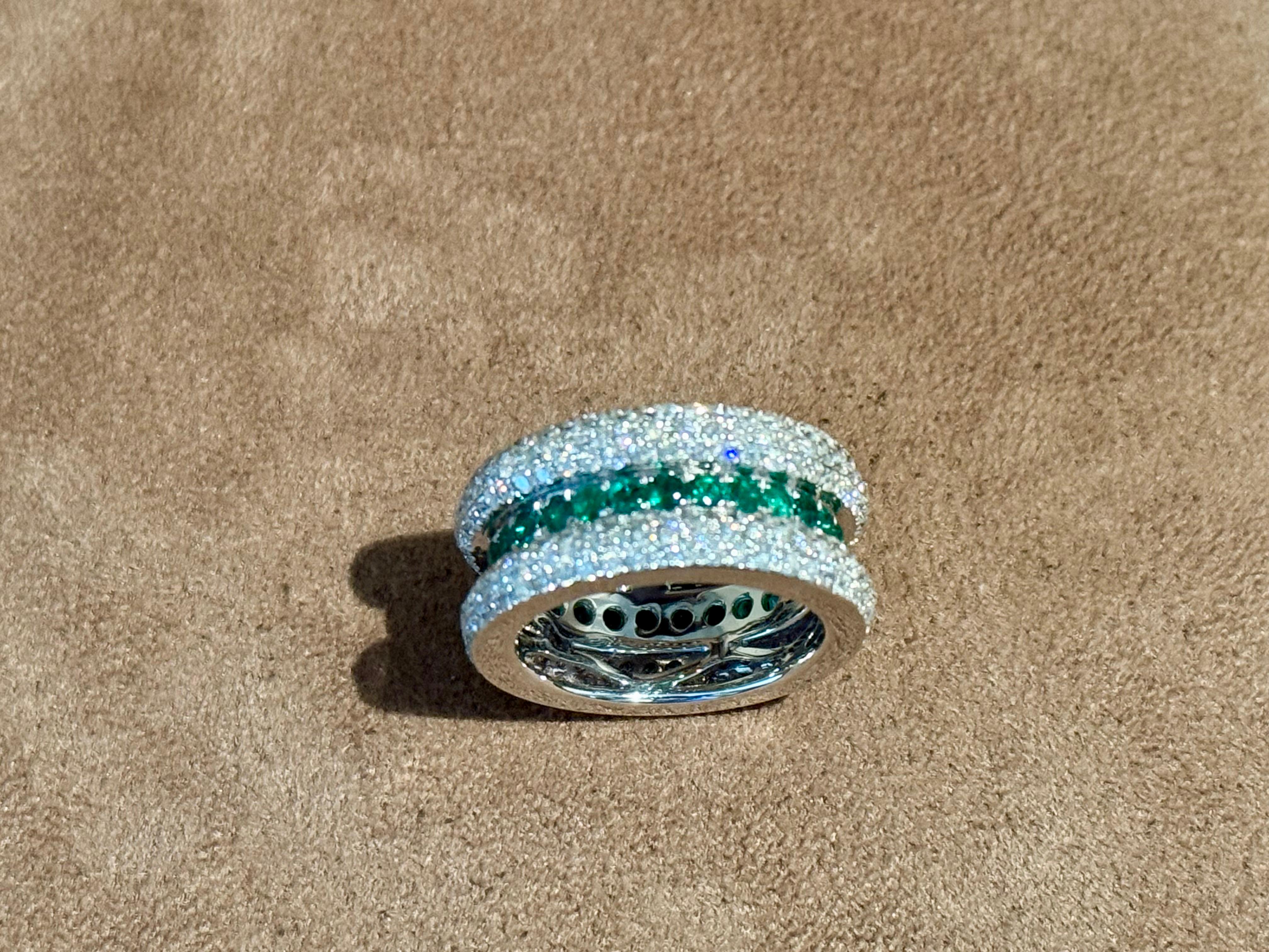 Taille brillant Bague en or blanc 18 K avec pavé de diamants et émeraude en vente