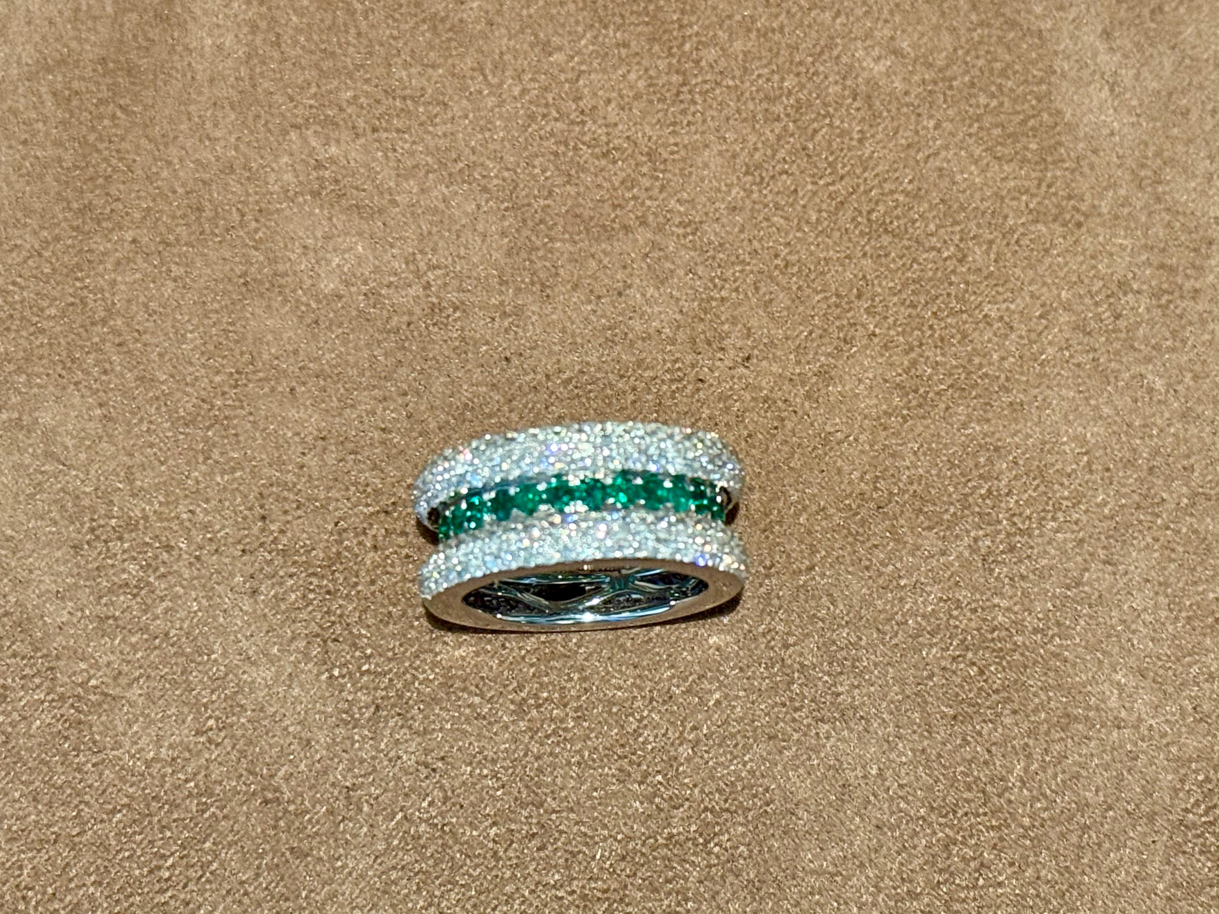Bague en or blanc 18 K avec pavé de diamants et émeraude Excellent état - En vente à Zurich, Zollstrasse