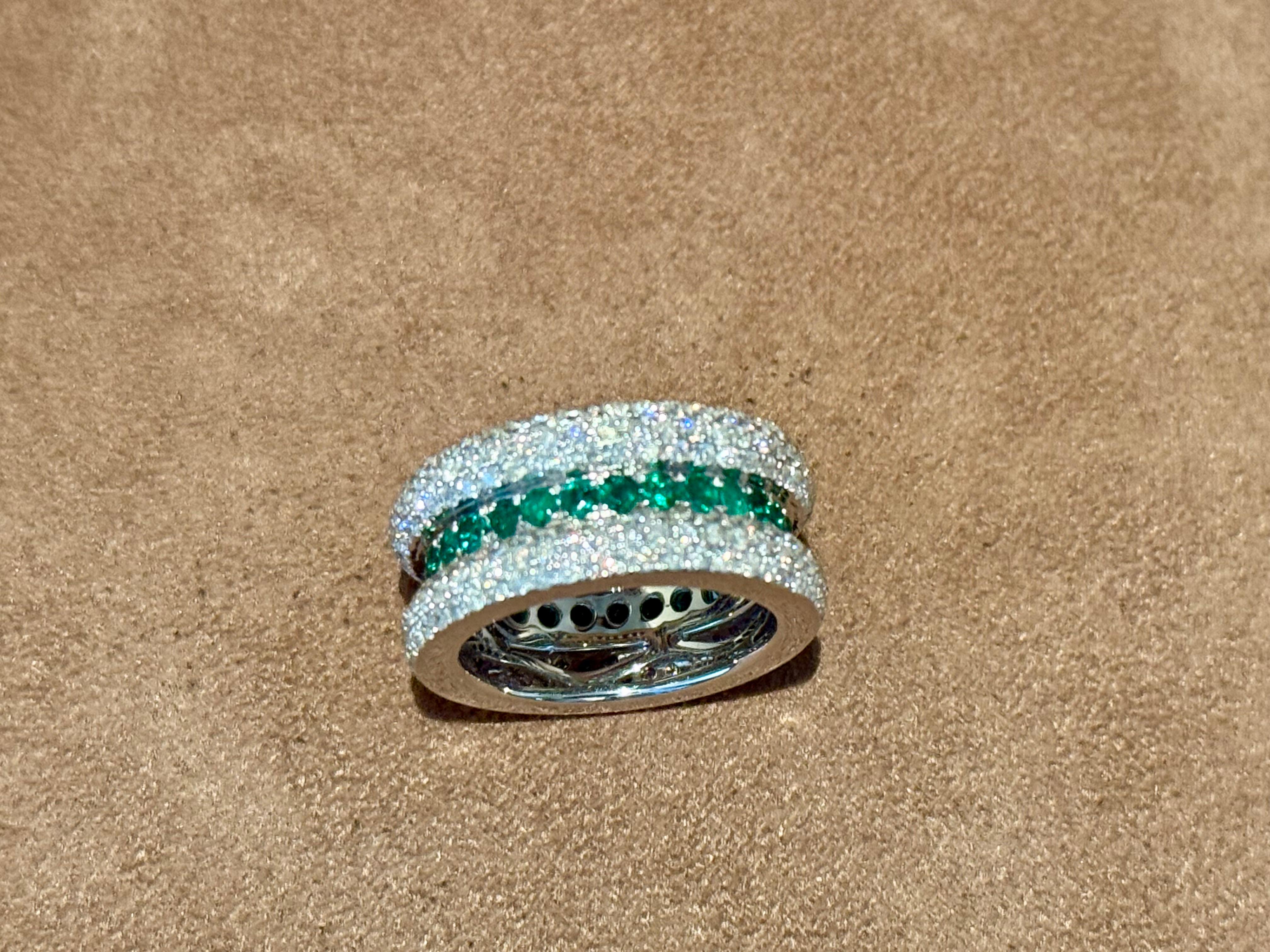 Bague en or blanc 18 K avec pavé de diamants et émeraude Unisexe en vente