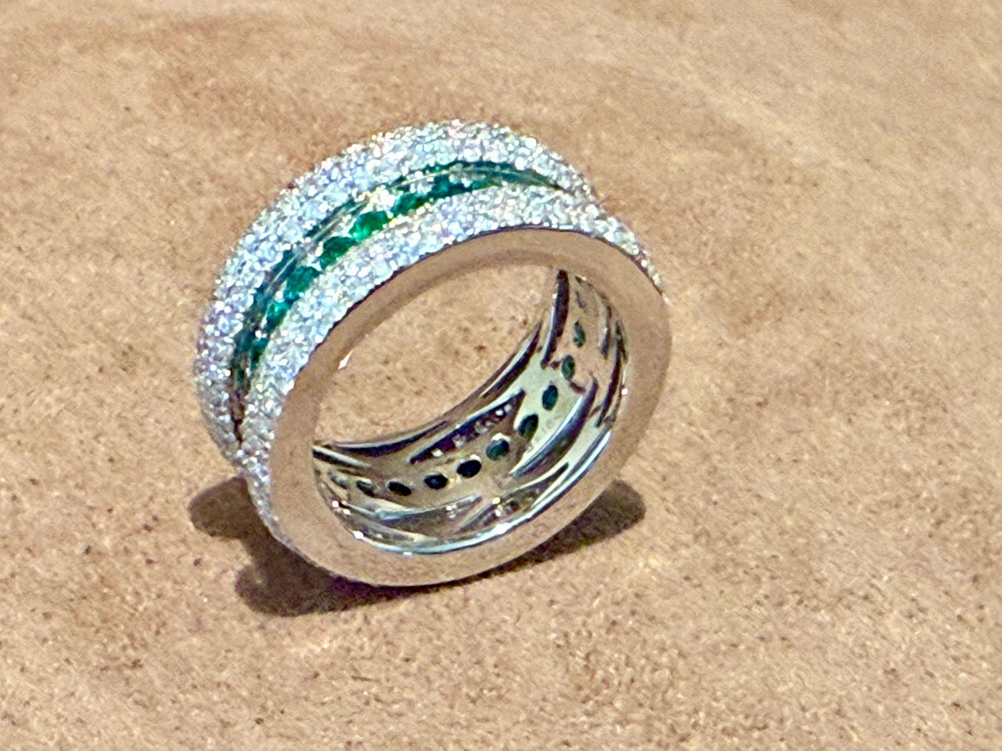 Bague en or blanc 18 K avec pavé de diamants et émeraude en vente 1