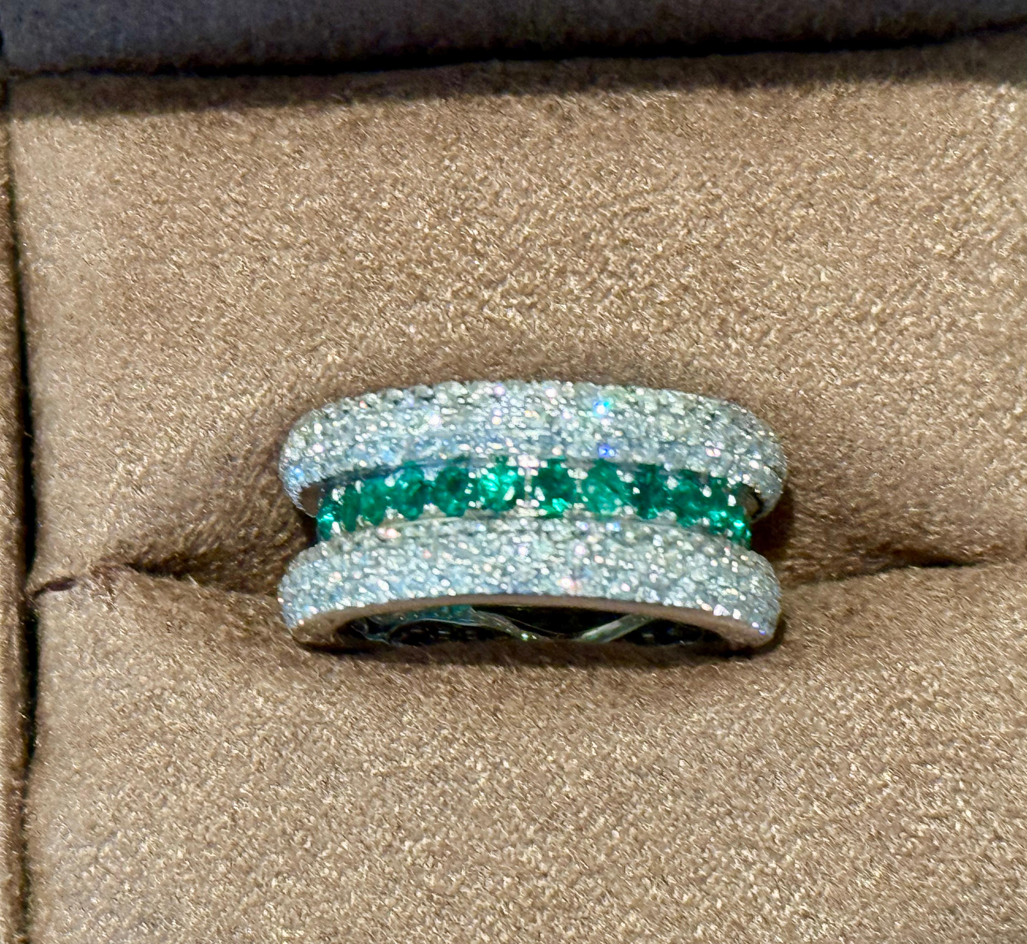 Bague en or blanc 18 K avec pavé de diamants et émeraude en vente 2
