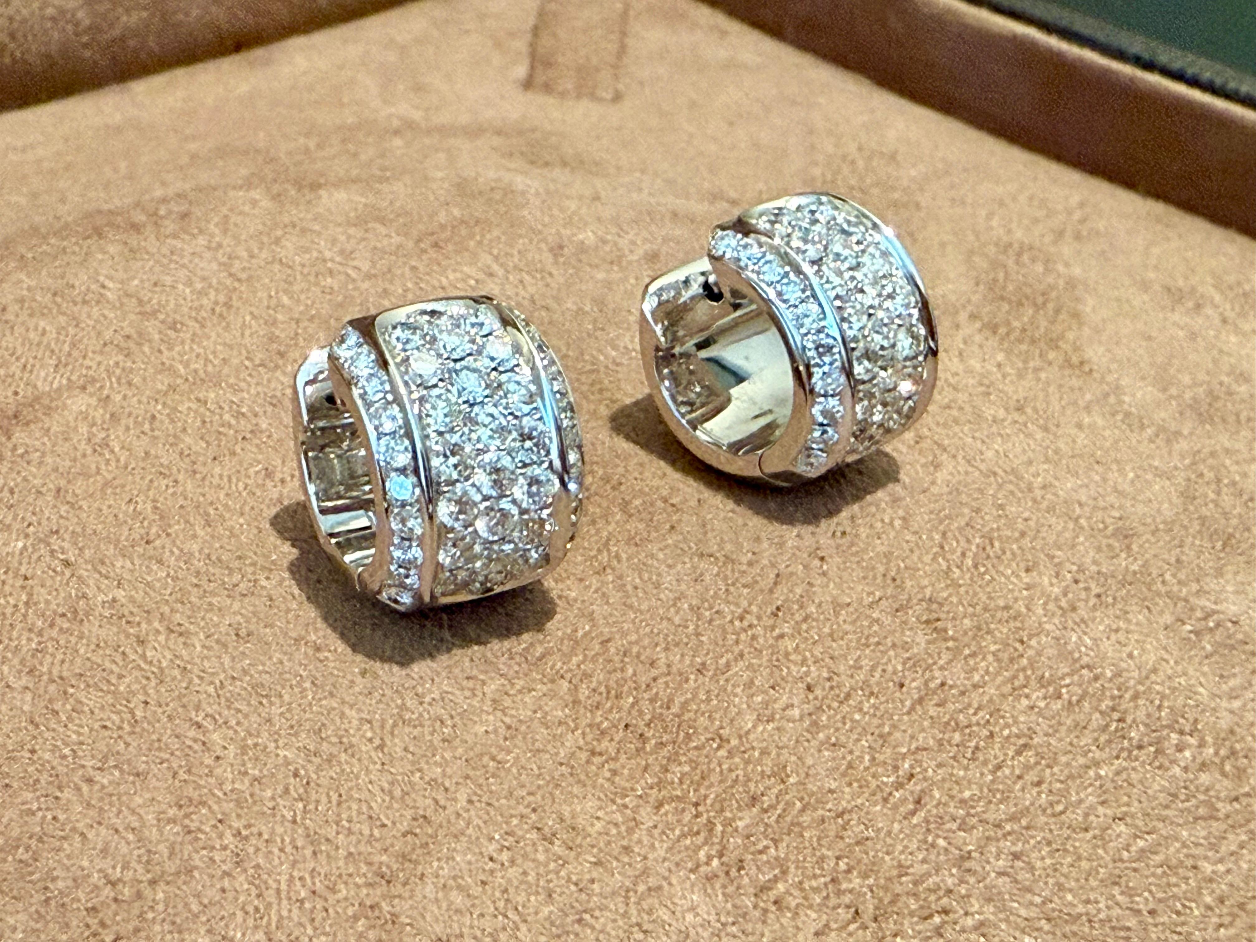Questi deliziosi orecchini a cerchio sono realizzati con diamanti rotondi taglio brillante incastonati. Realizzati in oro bianco 18 K., gli orecchini contengono 84 diamanti rotondi a taglio brillante per un peso totale di circa 2,85 ct.  (VVS-VS,