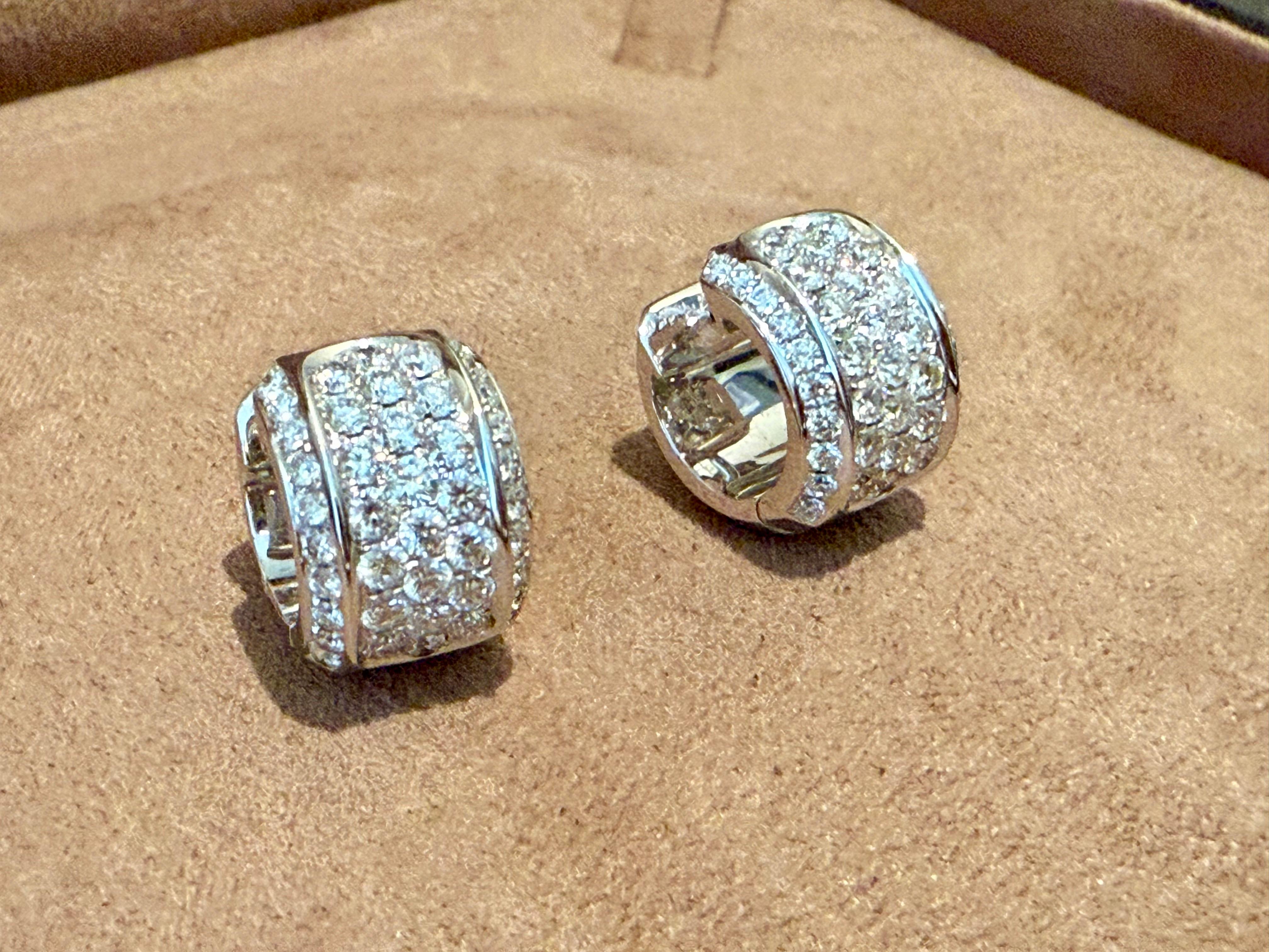 Contemporaneo Orecchini a cerchio con pavé di diamanti in oro bianco 18 K. in vendita