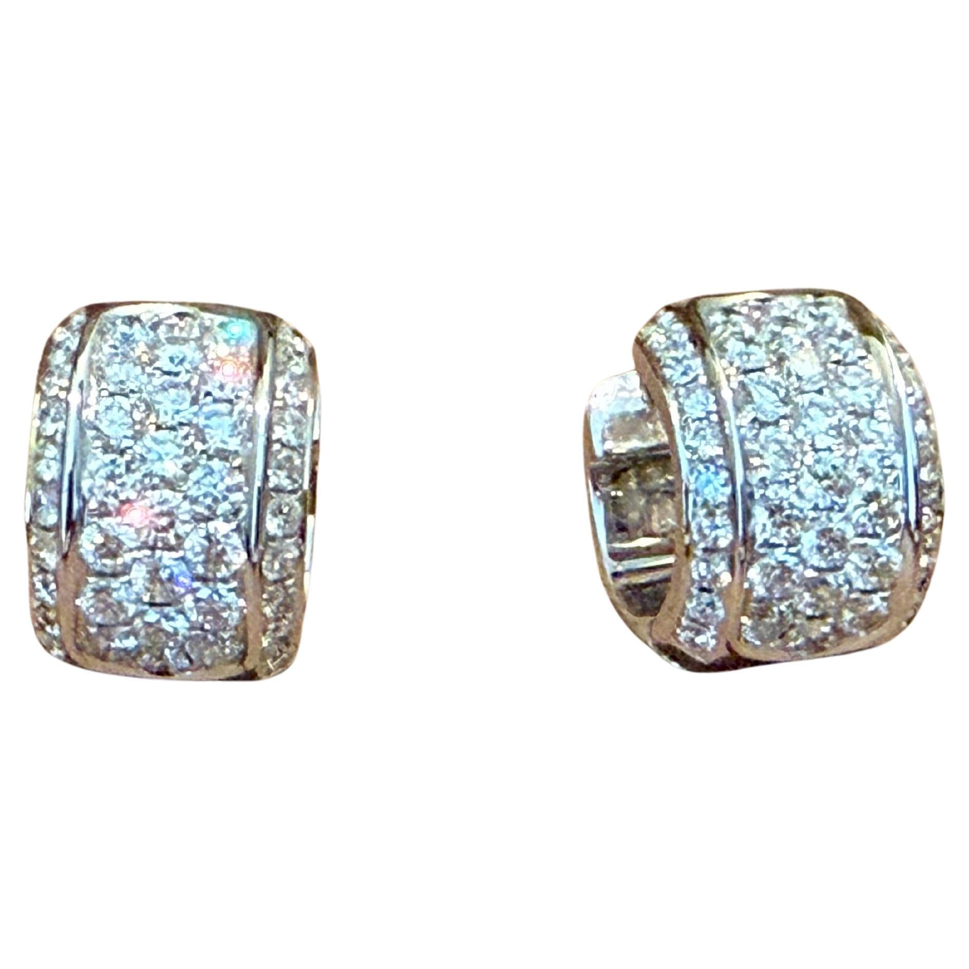 Orecchini a cerchio con pavé di diamanti in oro bianco 18 K.