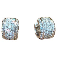 Orecchini a cerchio con pavé di diamanti in oro bianco 18 K.