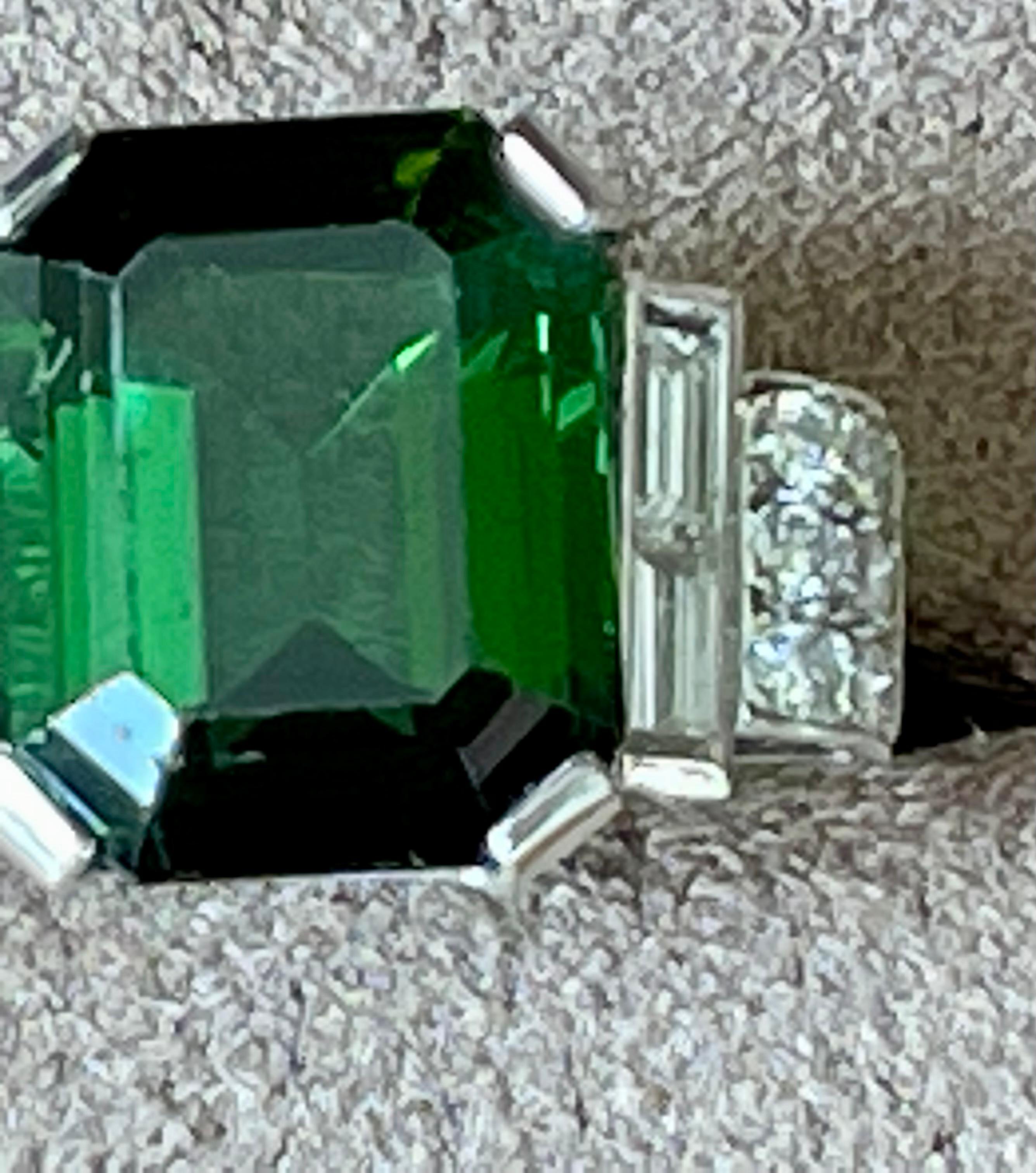 18 K White Gold Retro Vintage Ring Green Tourmaline and Diamonds For Sale 5