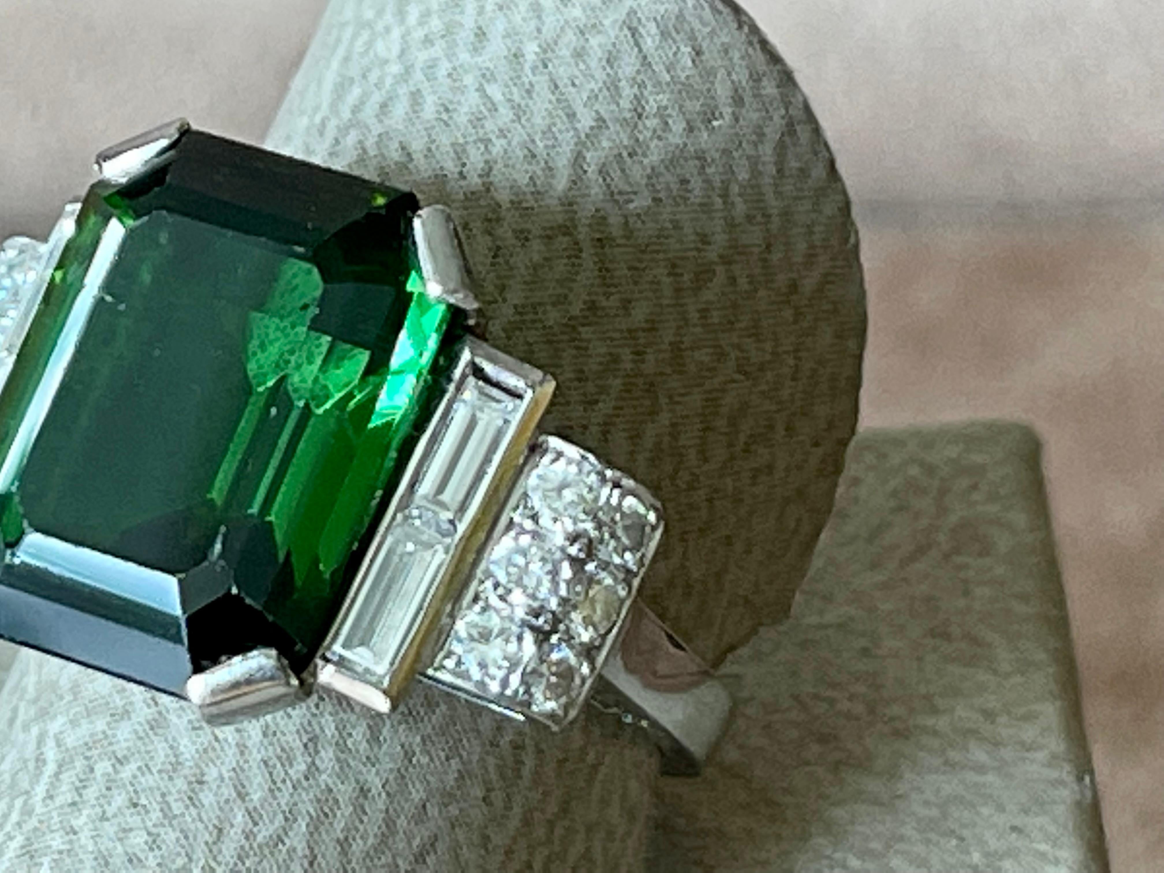 18 K White Gold Retro Vintage Ring Green Tourmaline and Diamonds For Sale 6
