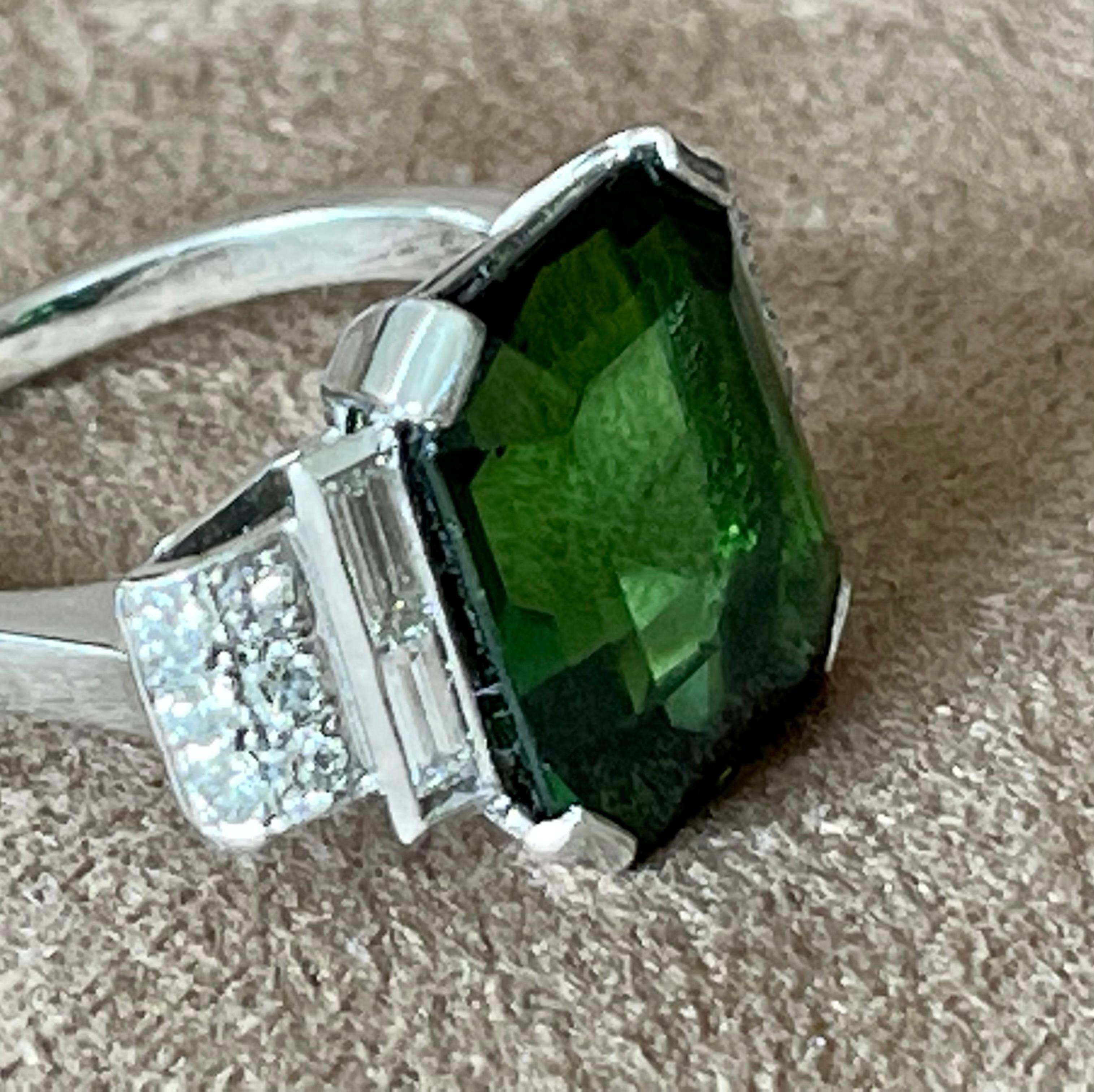 18 K White Gold Retro Vintage Ring Green Tourmaline and Diamonds For Sale 9