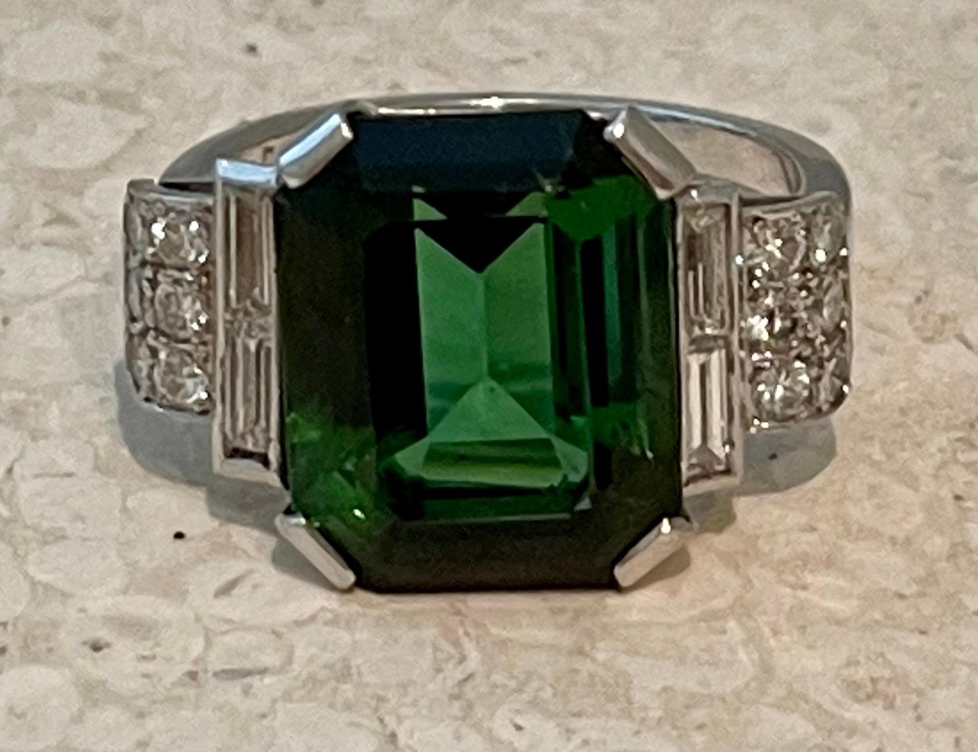 18 K White Gold Retro Vintage Ring Green Tourmaline and Diamonds In Good Condition For Sale In Zurich, Zollstrasse