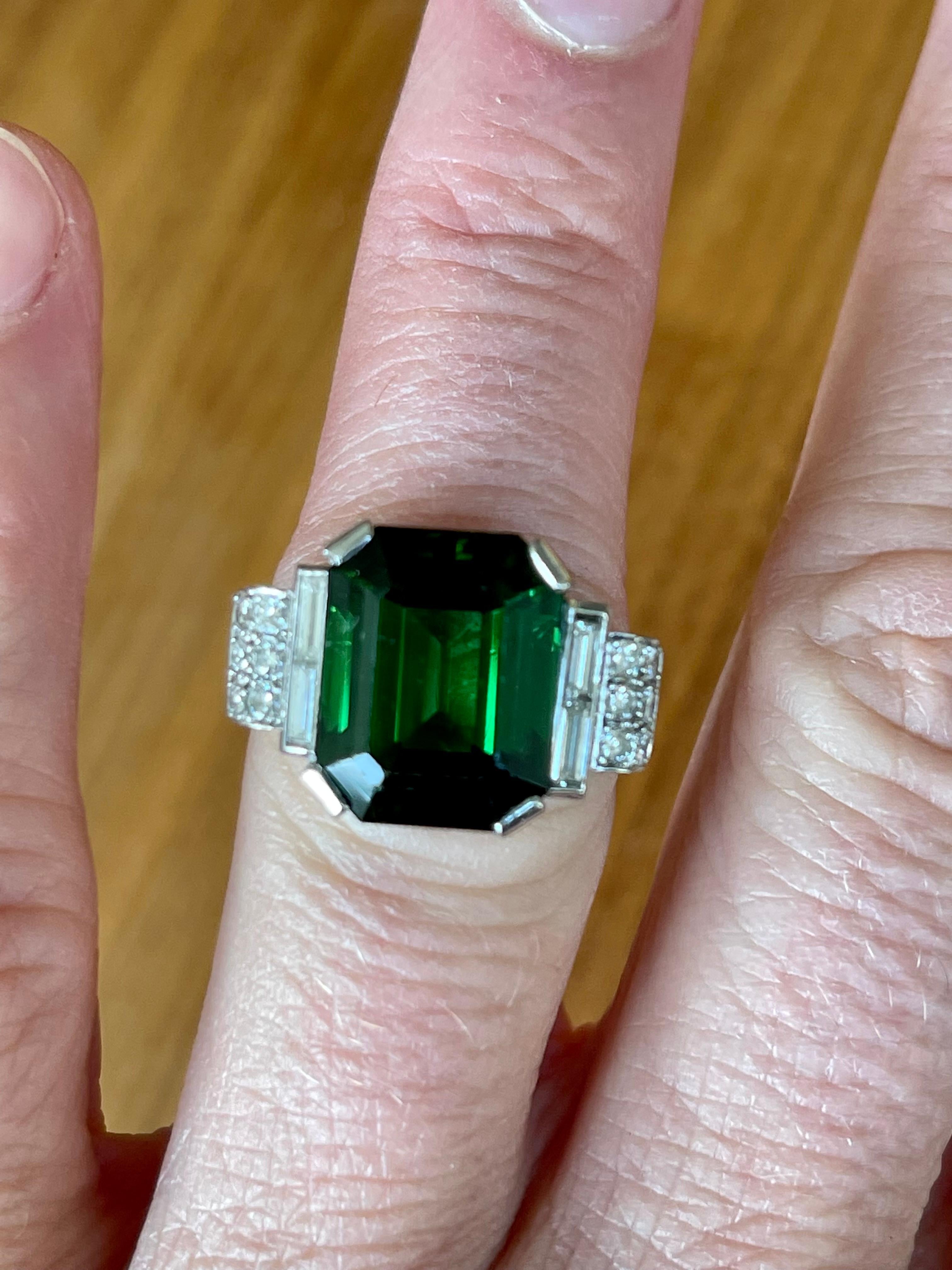 18 K White Gold Retro Vintage Ring Green Tourmaline and Diamonds For Sale 2