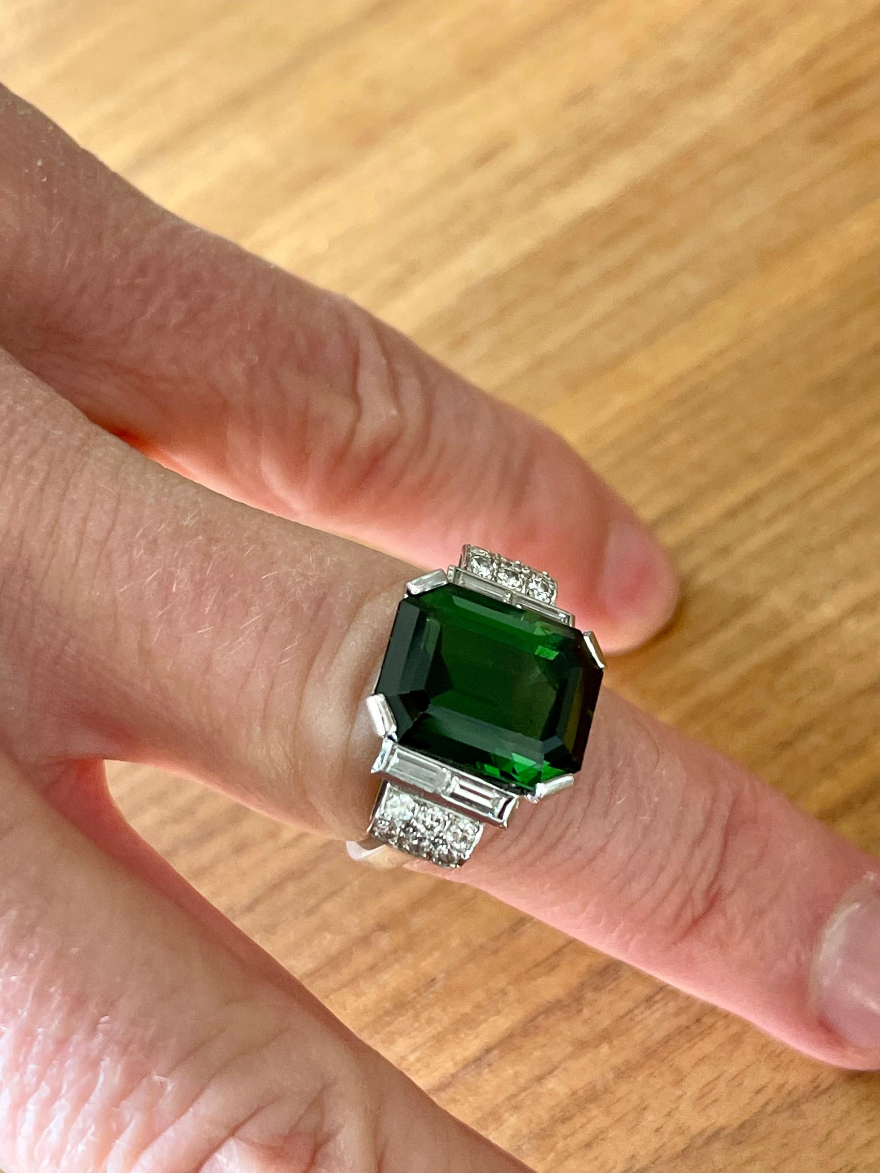 18 K White Gold Retro Vintage Ring Green Tourmaline and Diamonds For Sale 3