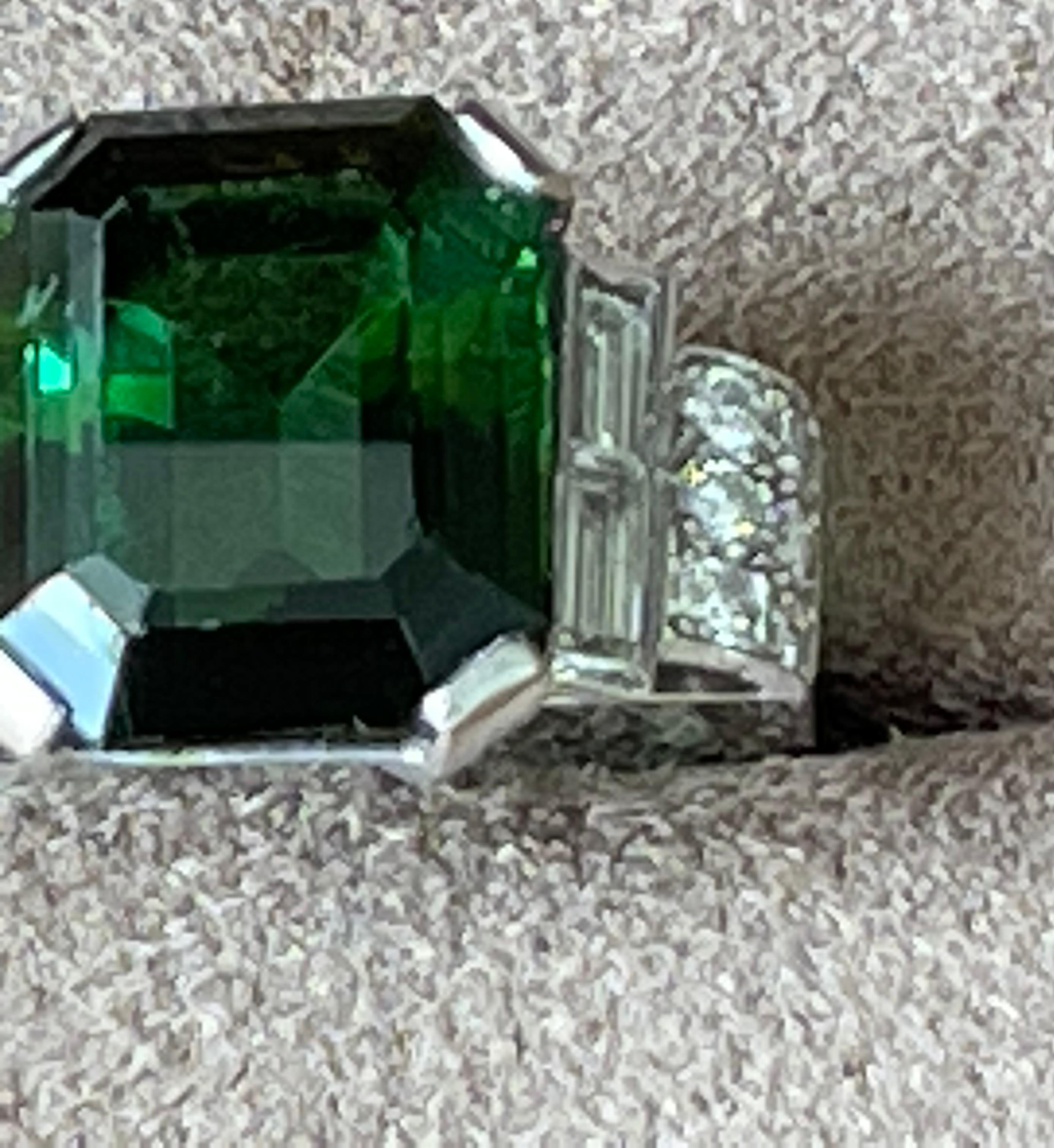 18 K White Gold Retro Vintage Ring Green Tourmaline and Diamonds For Sale 4