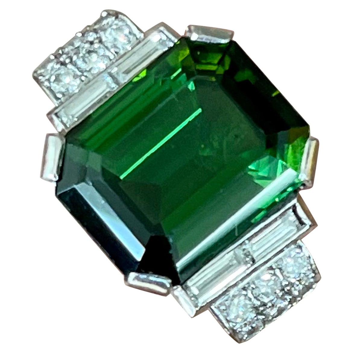 Bague rétro vintage en or blanc 18 carats avec tourmaline verte et diamants en vente