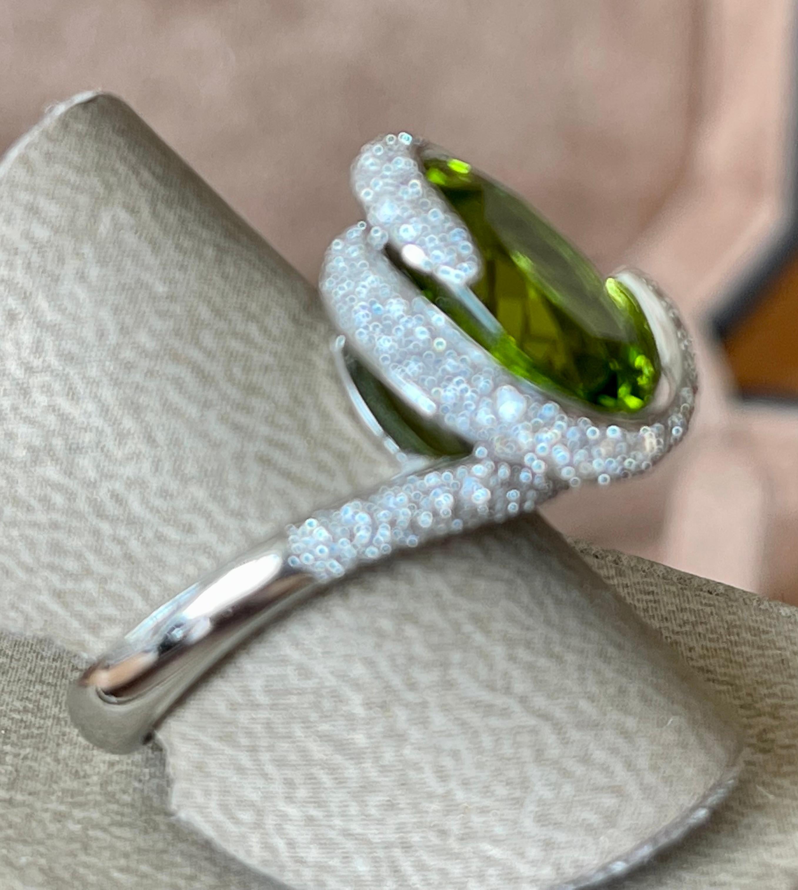 18 K White Gold Ring Peridot Diamonds Signed Gübelin Lucerne For Sale 7