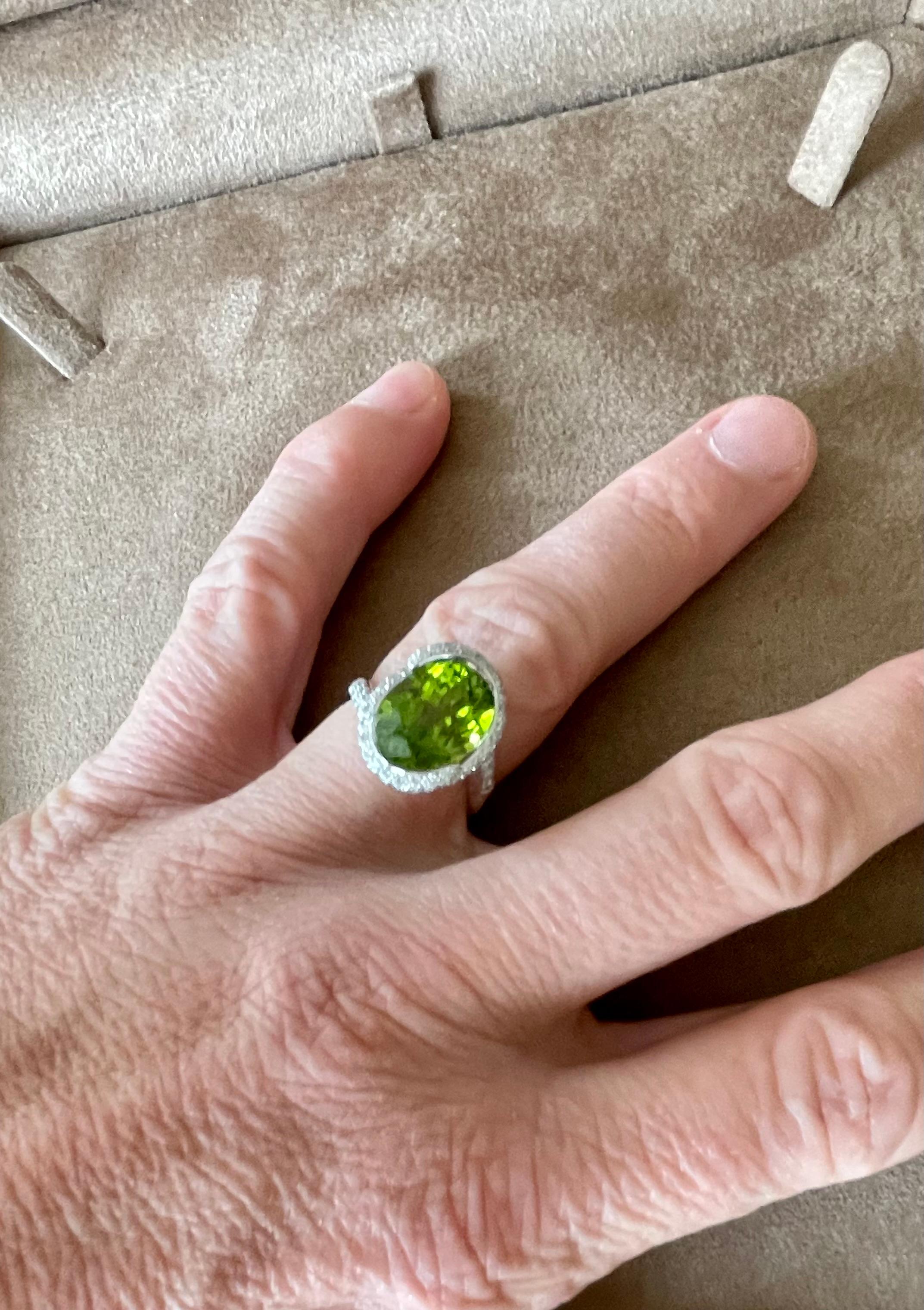Contemporary 18 K White Gold Ring Peridot Diamonds Signed Gübelin Lucerne For Sale