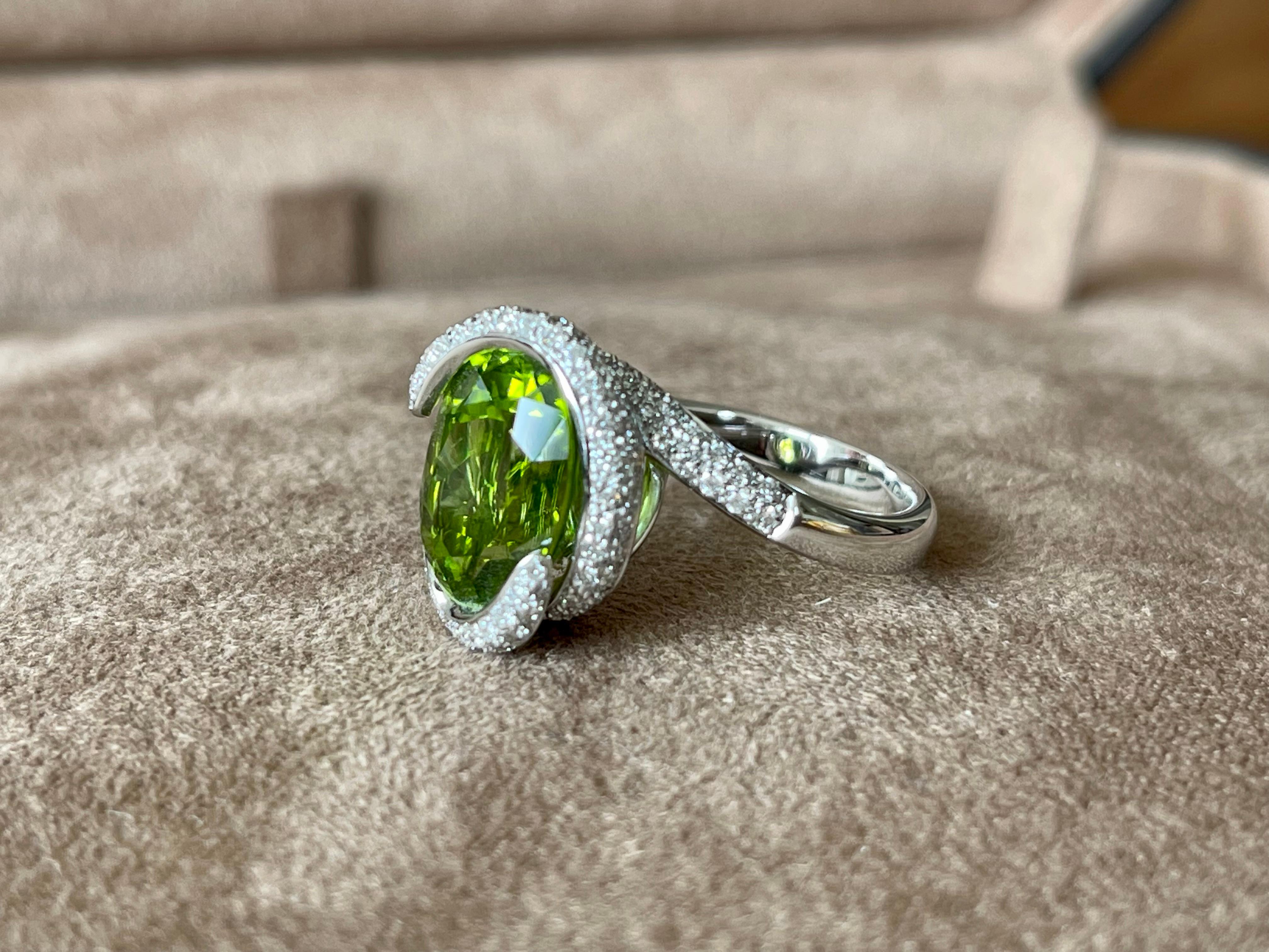18 K White Gold Ring Peridot Diamonds Signed Gübelin Lucerne In Excellent Condition For Sale In Zurich, Zollstrasse