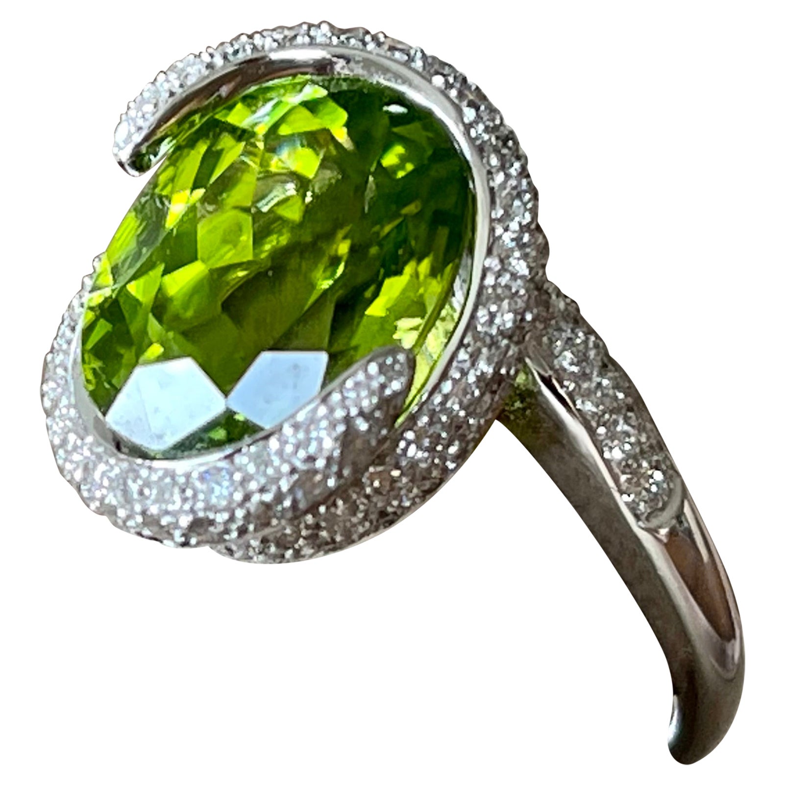 18 Karat Weißgold Ring Peridot Diamanten Signiert Gübelin Lucerne