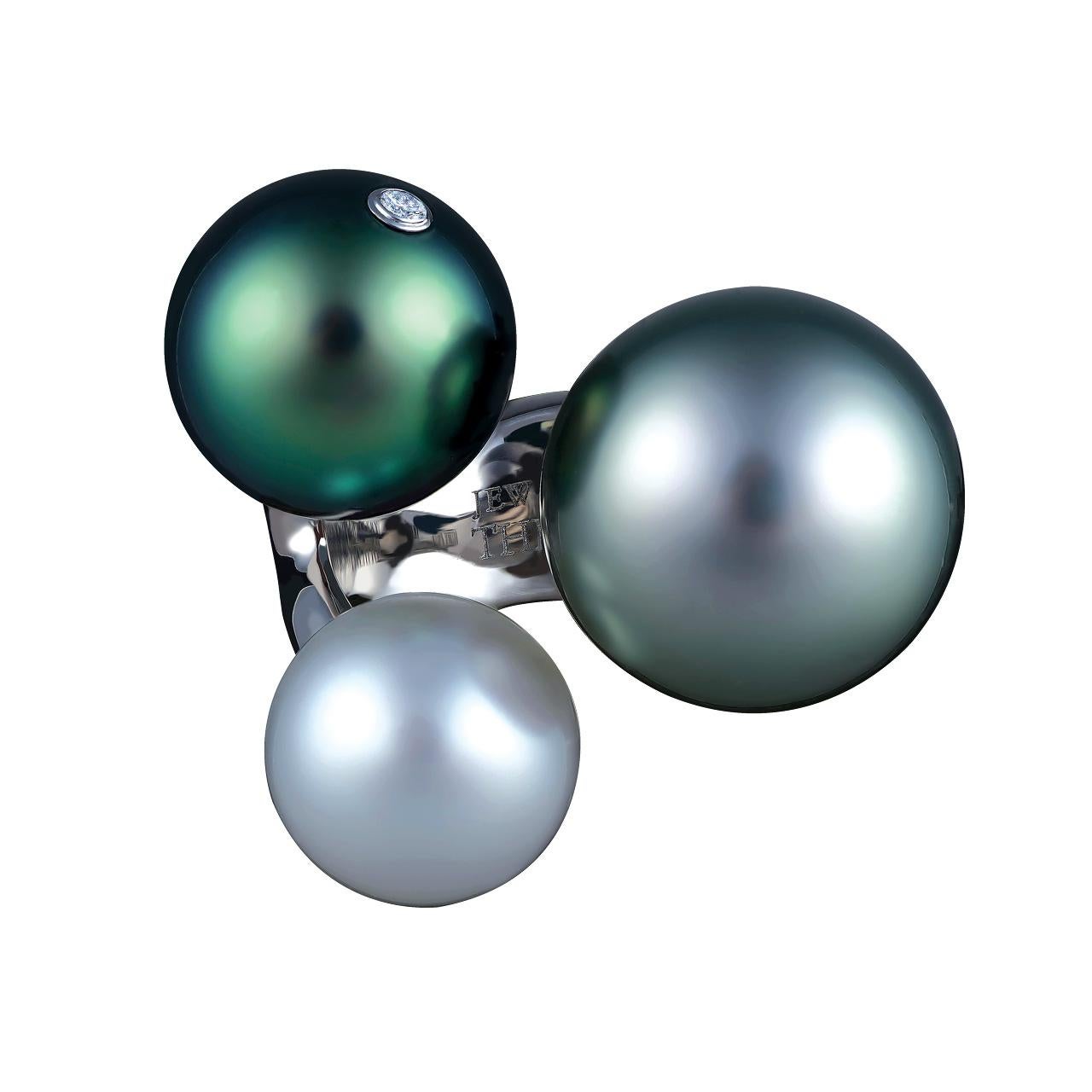 - 46 Round Diamonds – 0.31 ct, E-F/VVS1-VVS2
- 18.1 mm Grey Tahitian pearl
- 16.1 mm Dark Tahitian pearl
- 12.3 mm White South Sea pearl
- 18K White Gold 
- Weight: 32.24 g
- Size: 17.3 mm
This spectacular ring from the Bionics collection of Jewelry