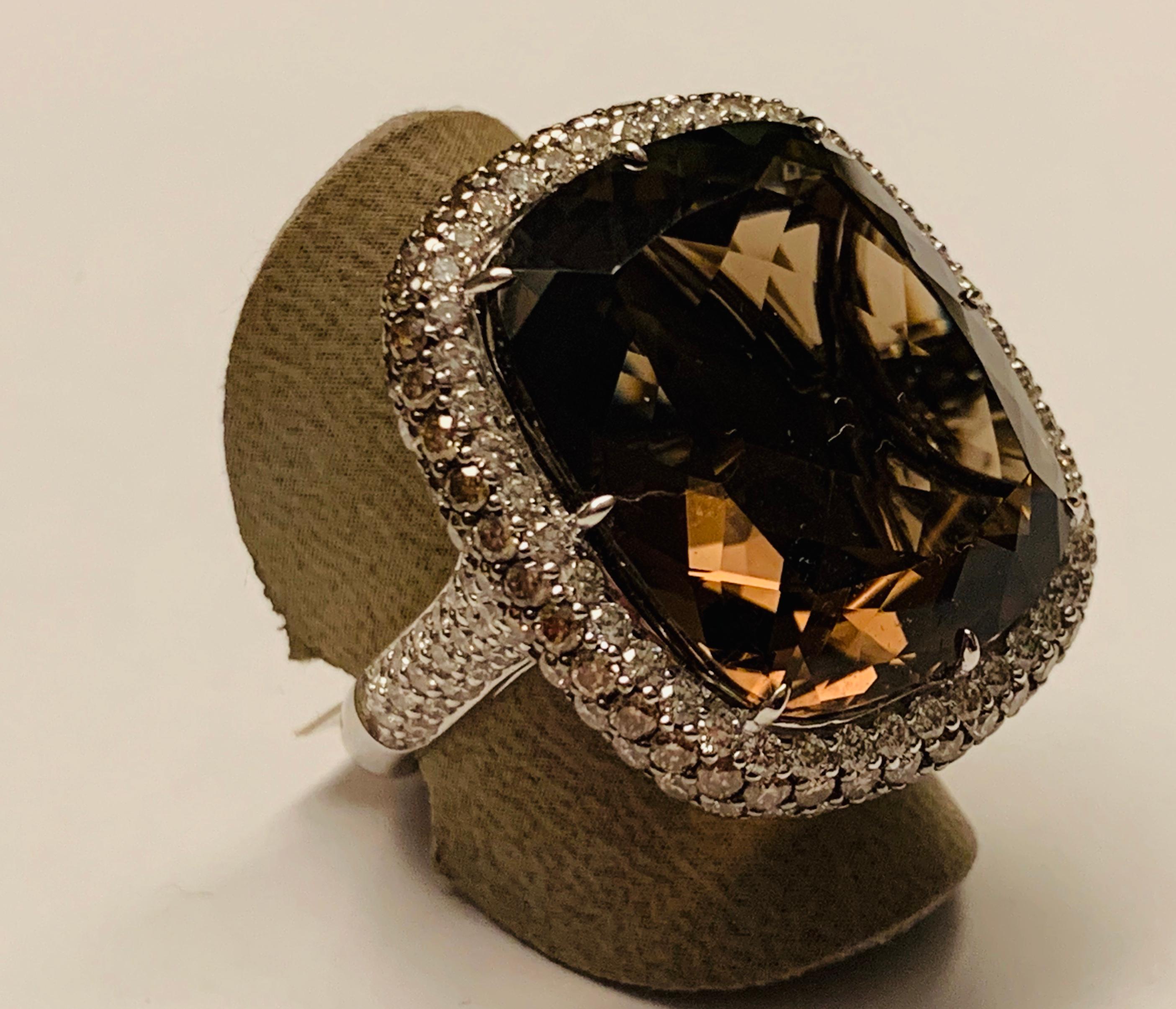 18 Karat White Gold Smoky Quarz and White and Brown Diamonds Cocktail Ring In New Condition For Sale In Zurich, Zollstrasse