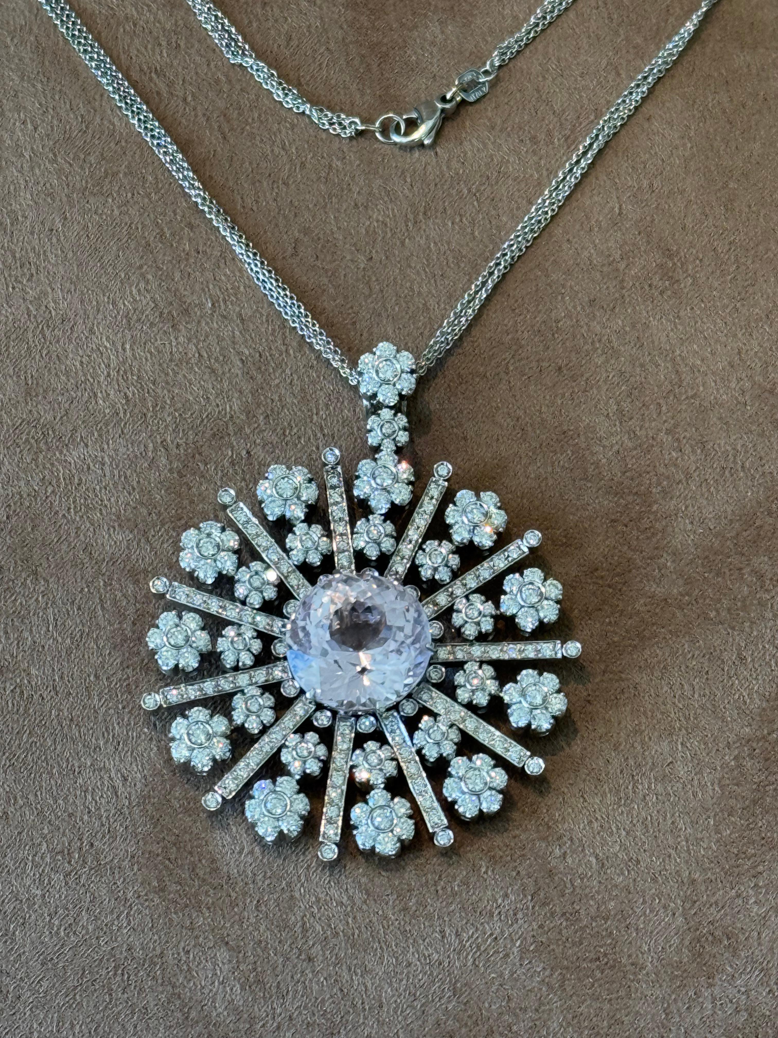 Contemporaneo Ciondolo in oro bianco 18 K con fiocco di neve e diamante Kunzite con catena in vendita