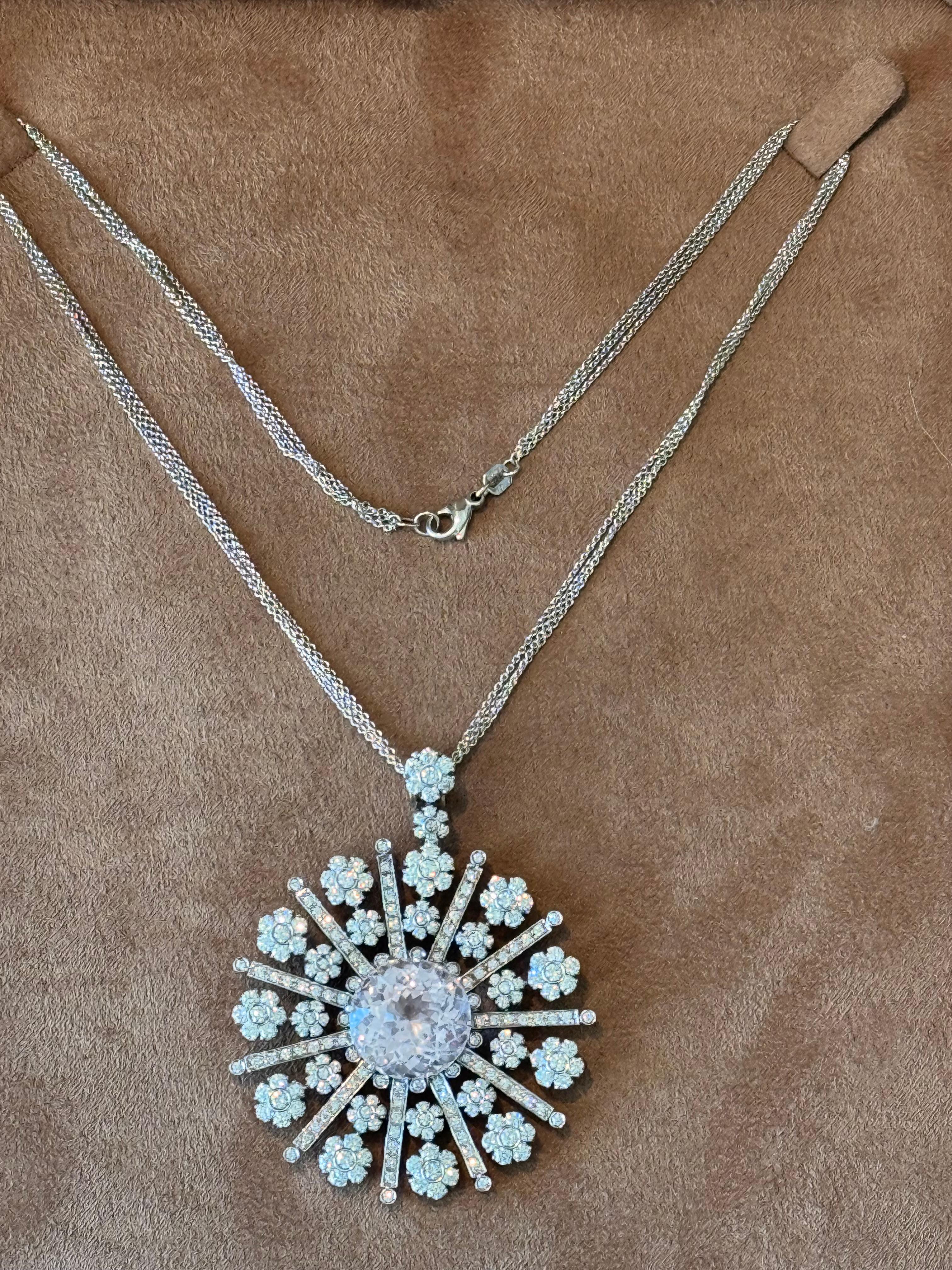 Taglio brillante Ciondolo in oro bianco 18 K con fiocco di neve e diamante Kunzite con catena in vendita