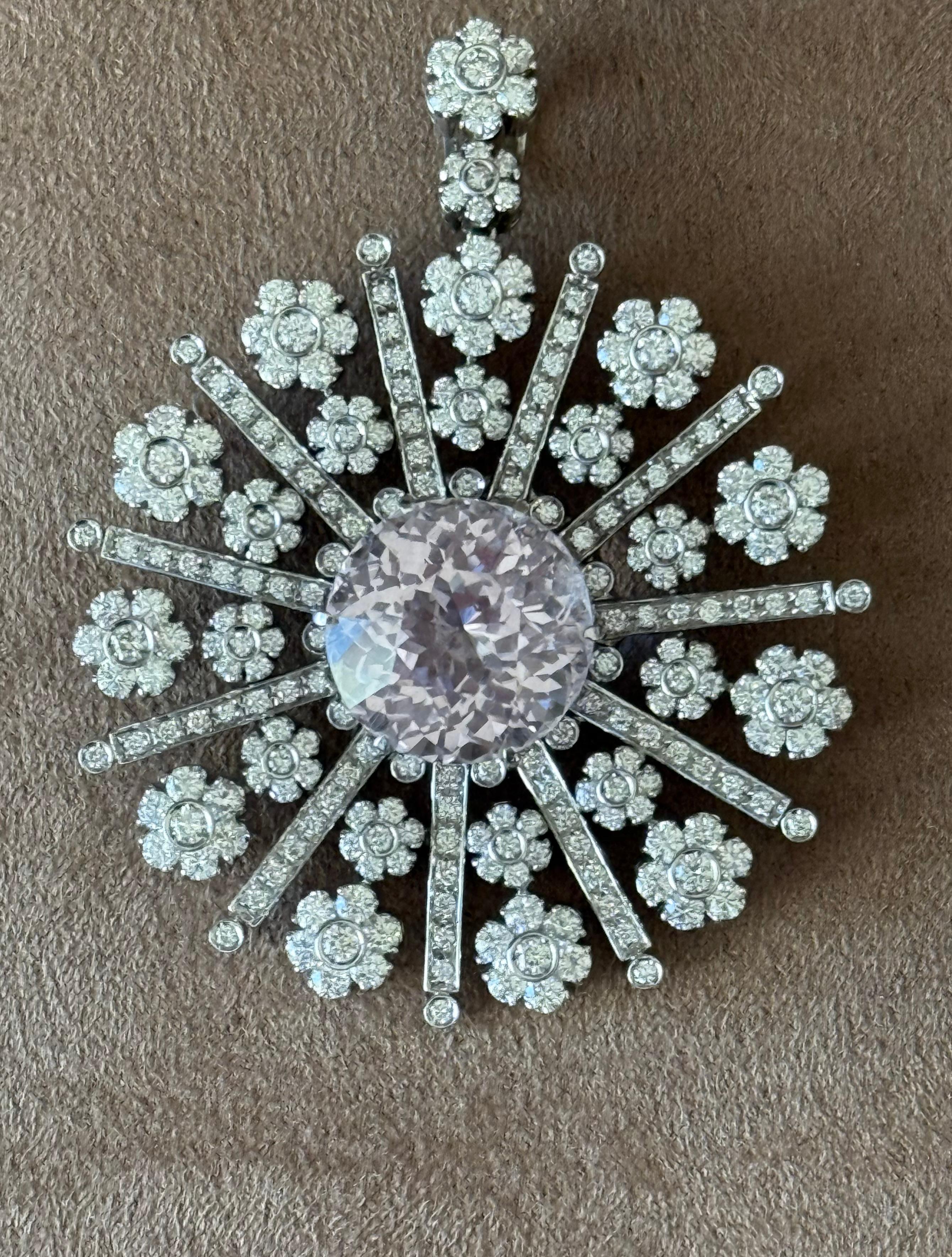 Ciondolo in oro bianco 18 K con fiocco di neve e diamante Kunzite con catena In condizioni ottime in vendita a Zurich, Zollstrasse