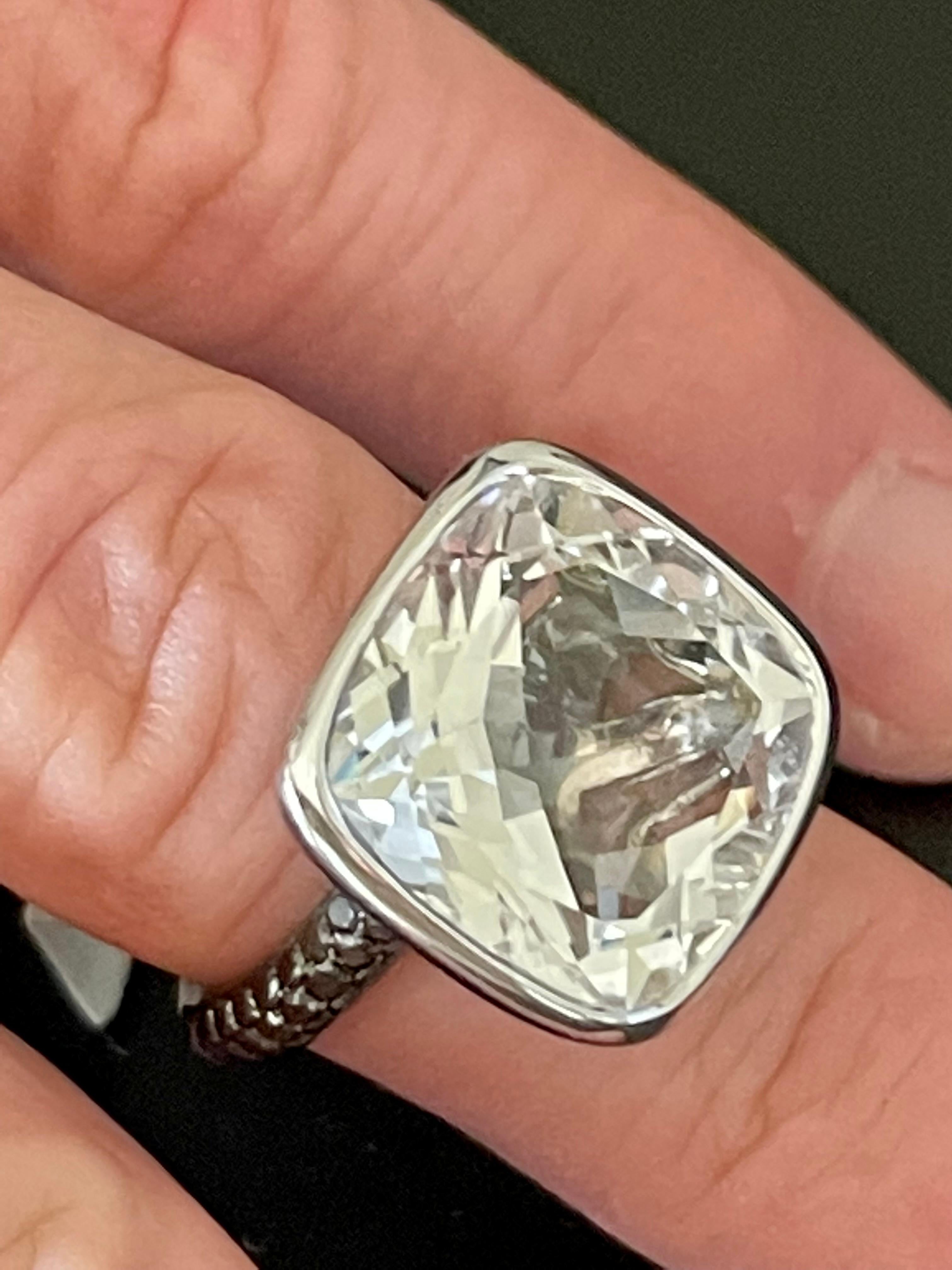 18 K White Gold Solitaire Ring White Topaz 13.53 Ct Black Diamonds In New Condition For Sale In Zurich, Zollstrasse