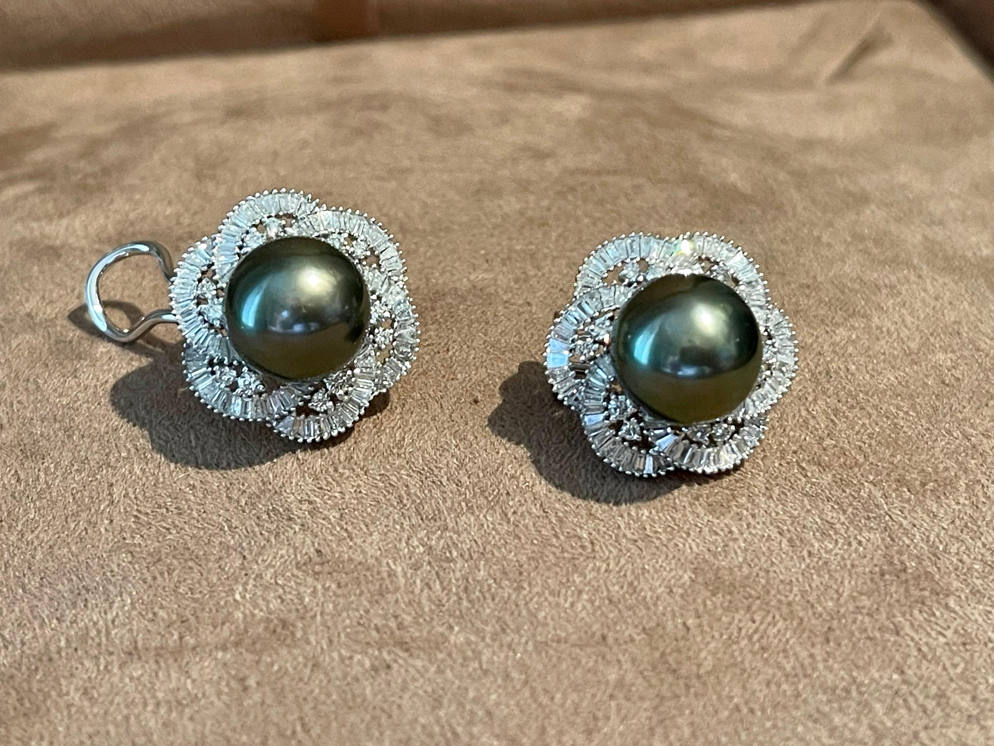18 K White Gold Tahitian Pearl Halo Diamond Earrings Tapered Baguette In New Condition For Sale In Zurich, Zollstrasse