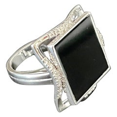 Bague en or blanc 18 carats avec onyx noir et diamants