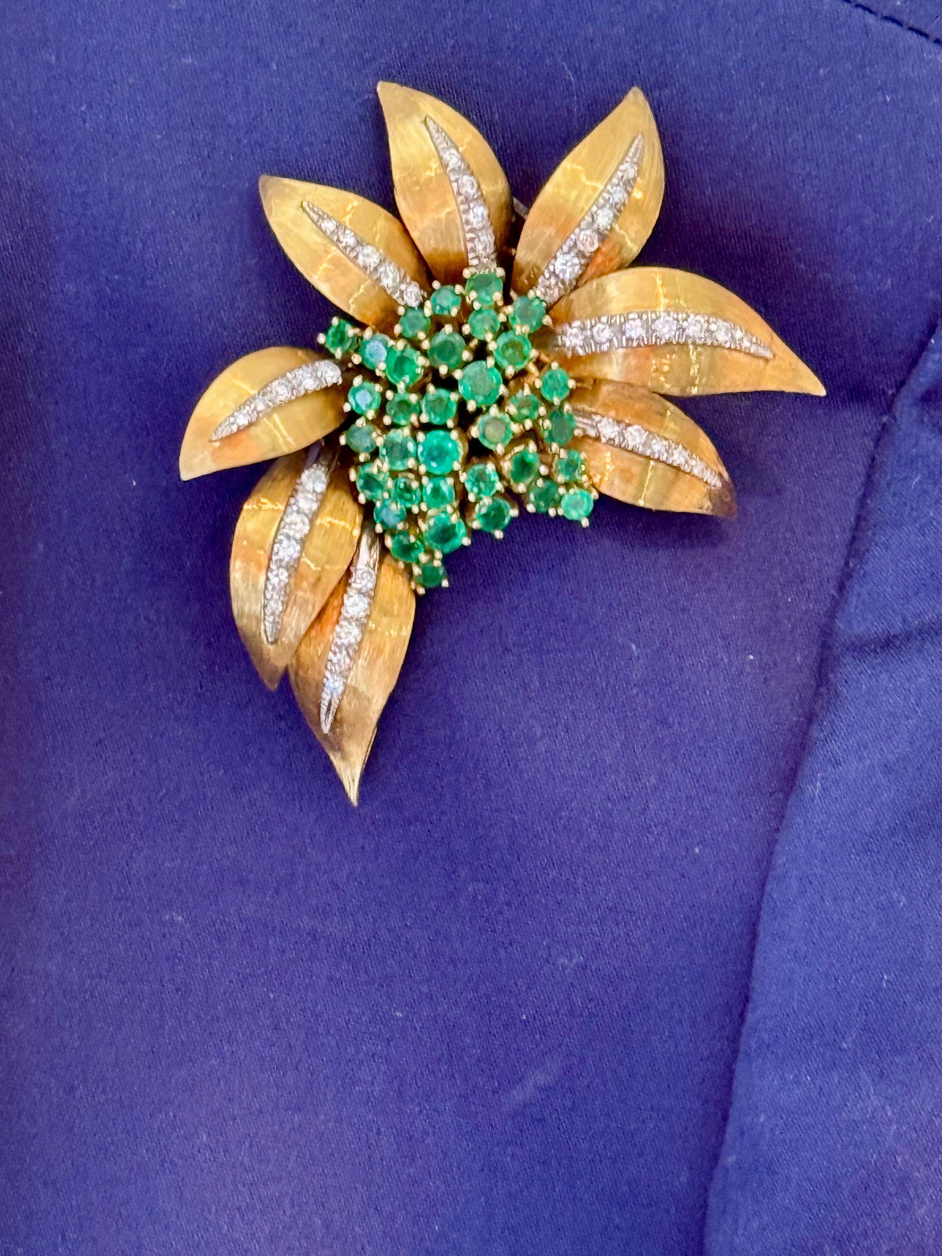 18 K yellow and white Gold 1960 Vintage Emerald Diamond Brooch For Sale 4