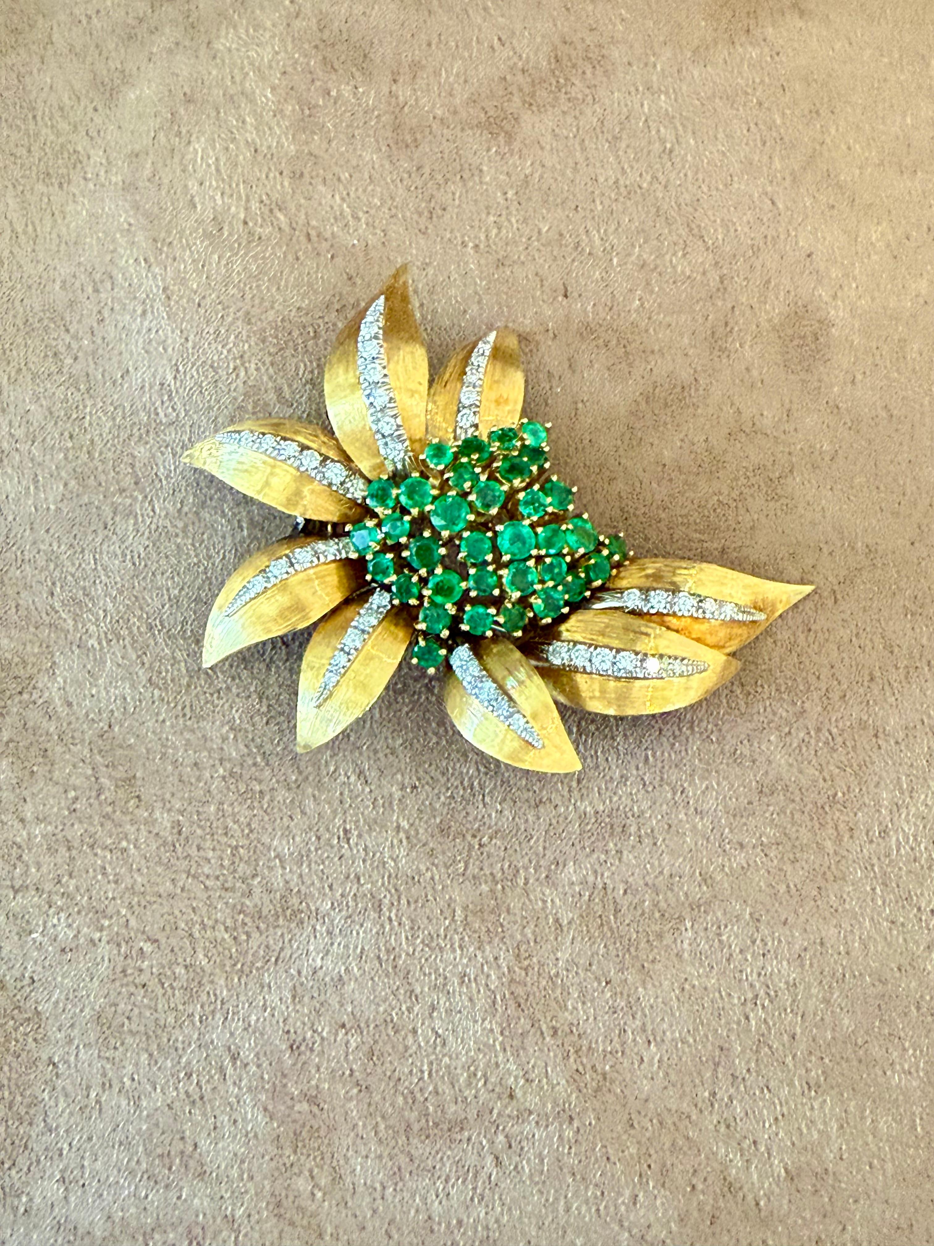 Retro 18 K yellow and white Gold 1960 Vintage Emerald Diamond Brooch For Sale