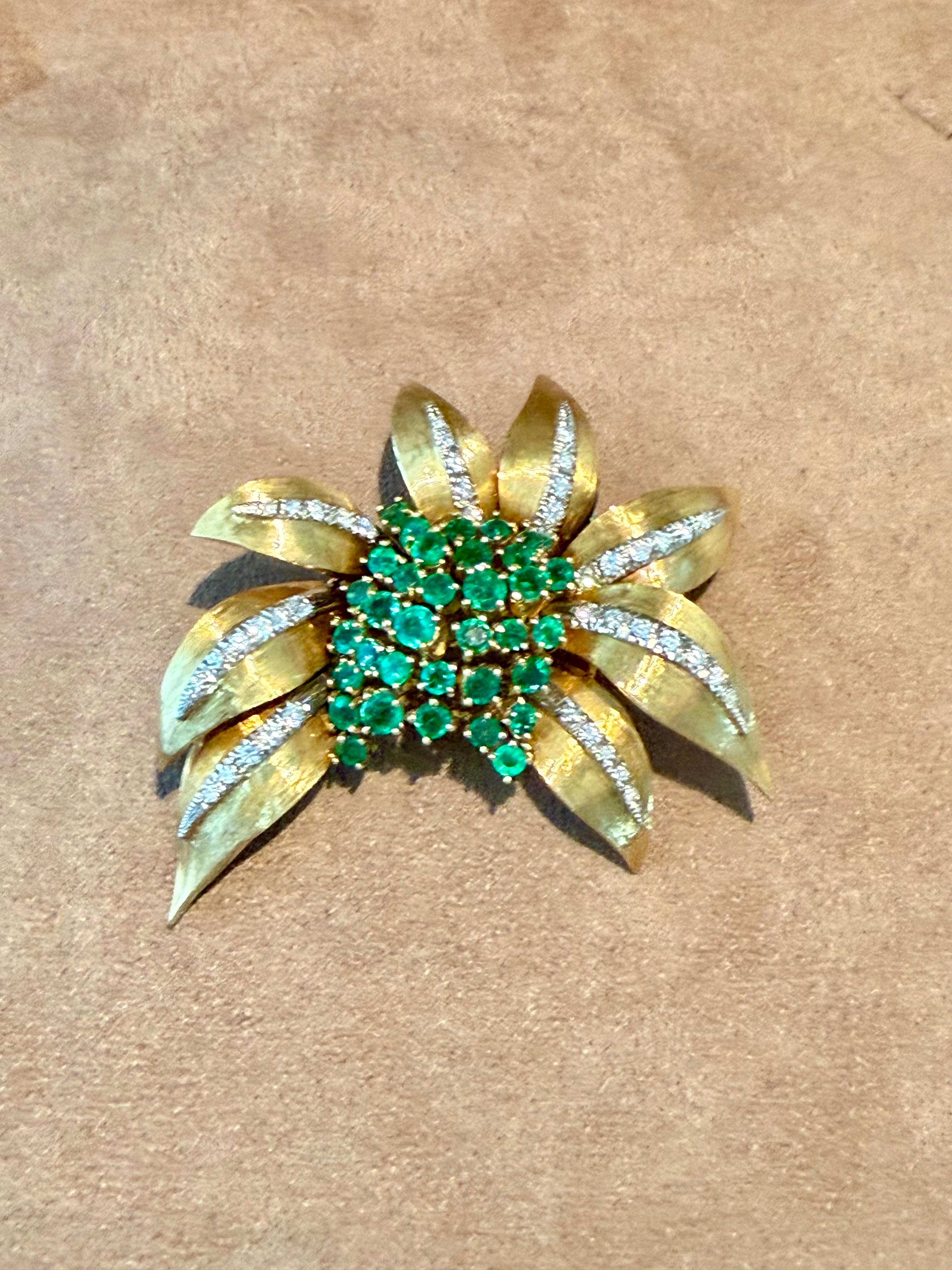 18 K yellow and white Gold 1960 Vintage Emerald Diamond Brooch In Good Condition For Sale In Zurich, Zollstrasse