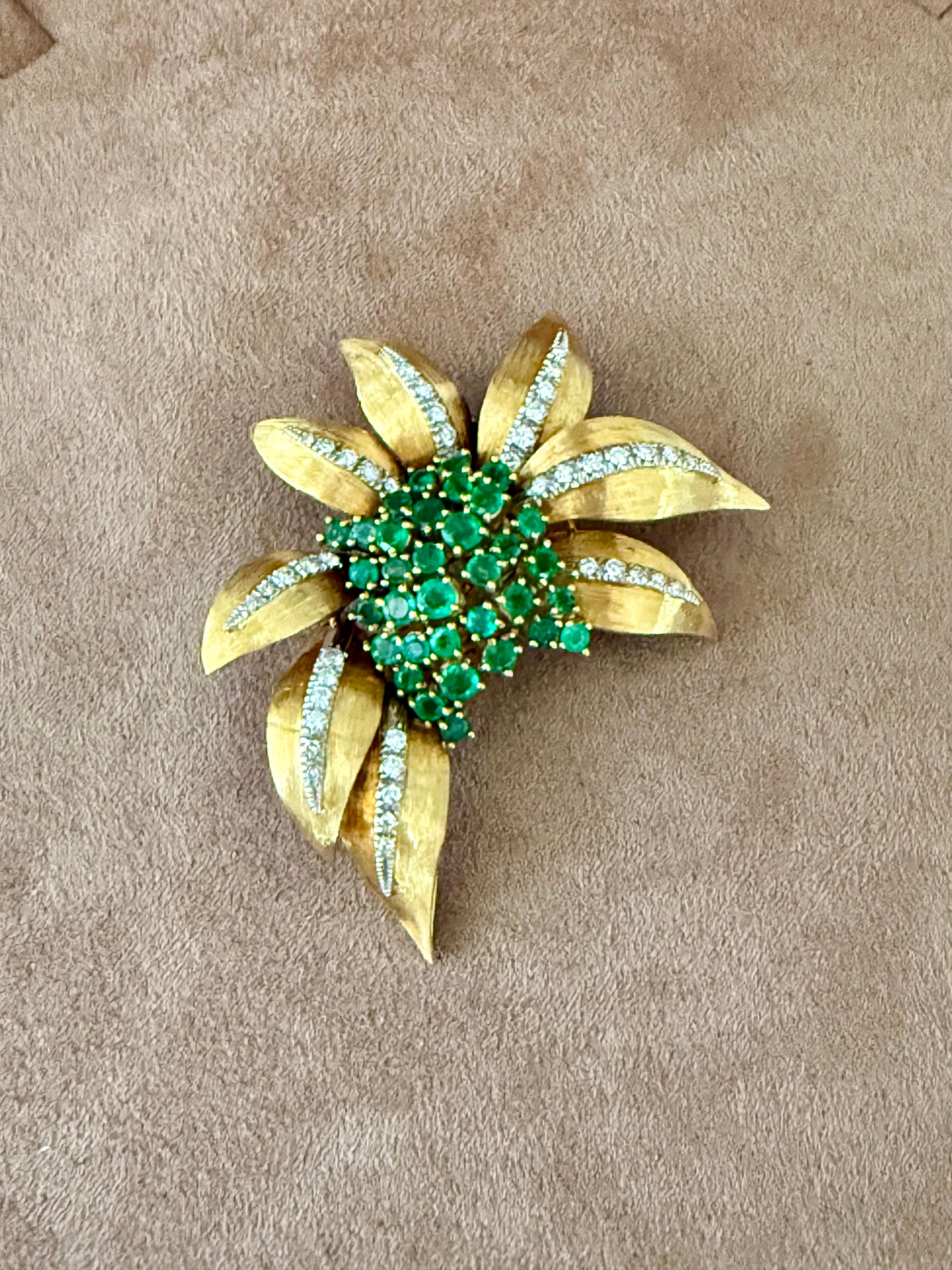18 K yellow and white Gold 1960 Vintage Emerald Diamond Brooch For Sale 1